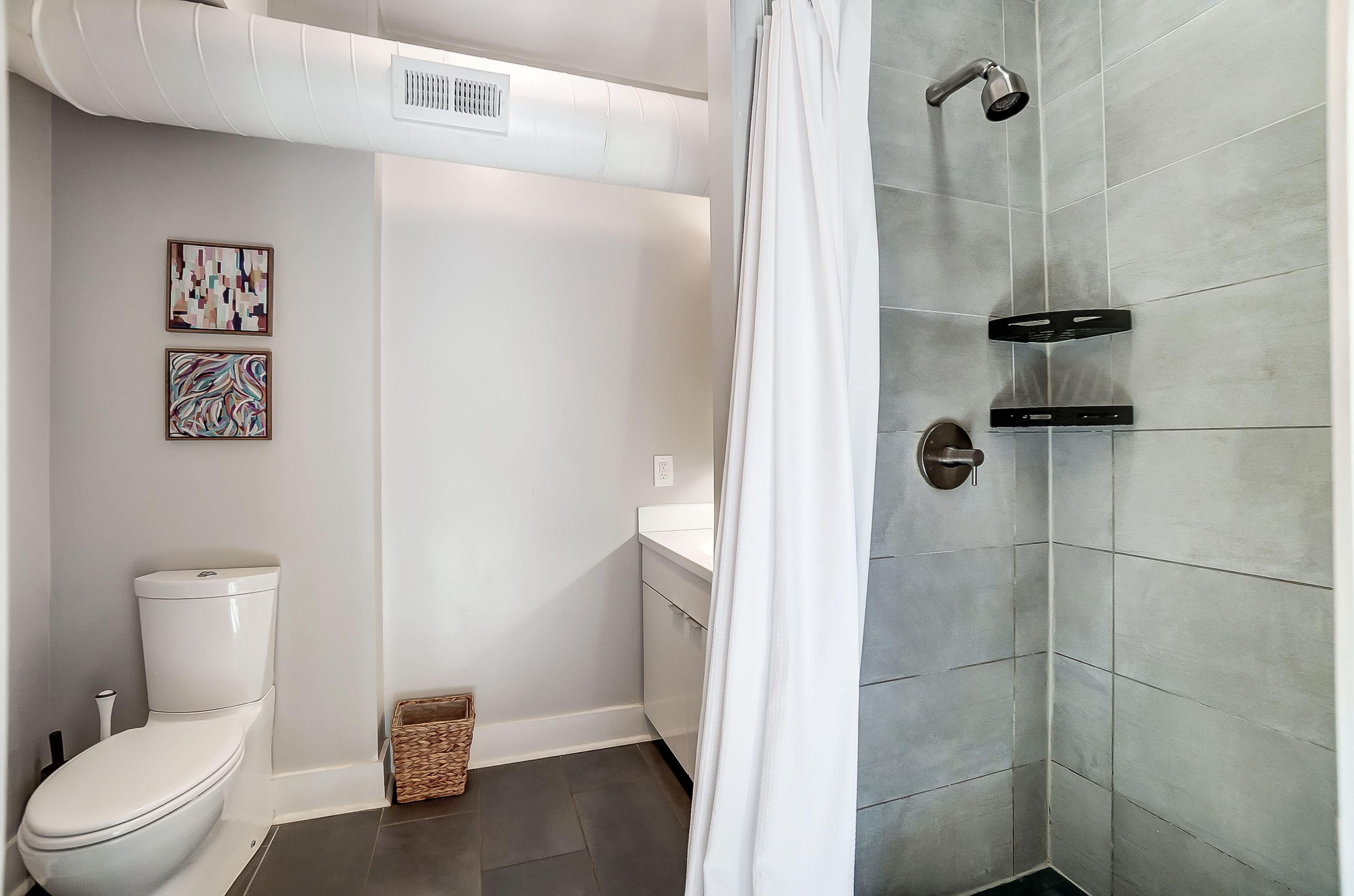 Full Bathroom | Towels Provided | Hair Dryer