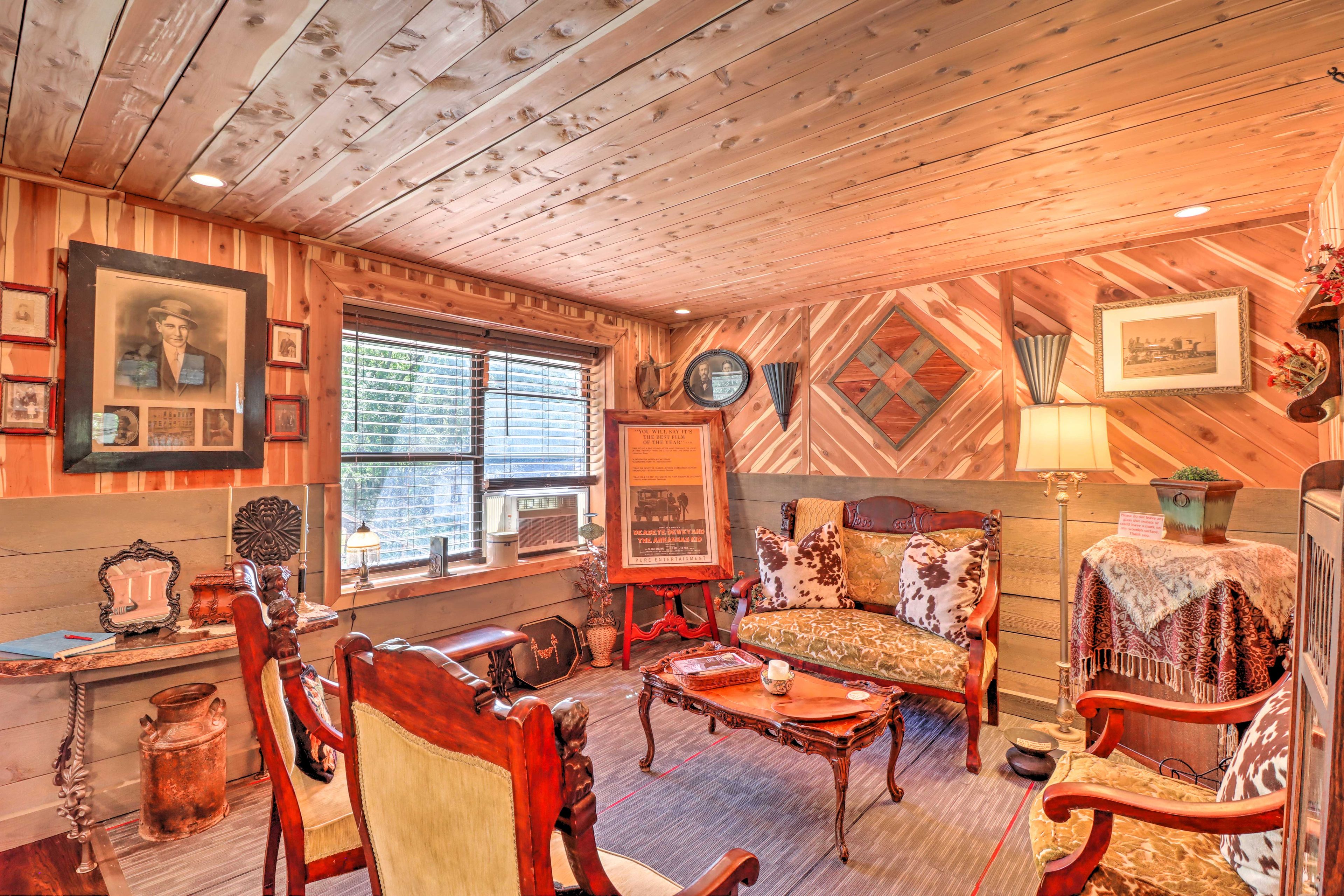 Living Room | Internet Access | Air Conditioning | Single-Story Home