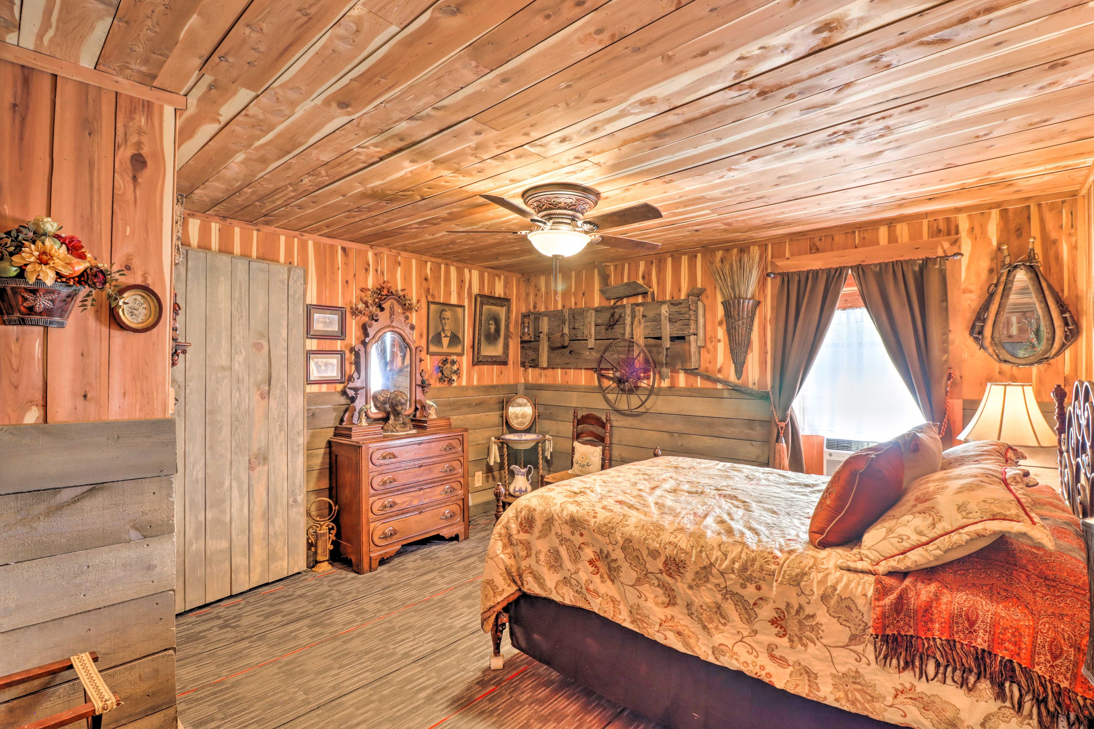 Bedroom 1 | Queen Bed | Hangers