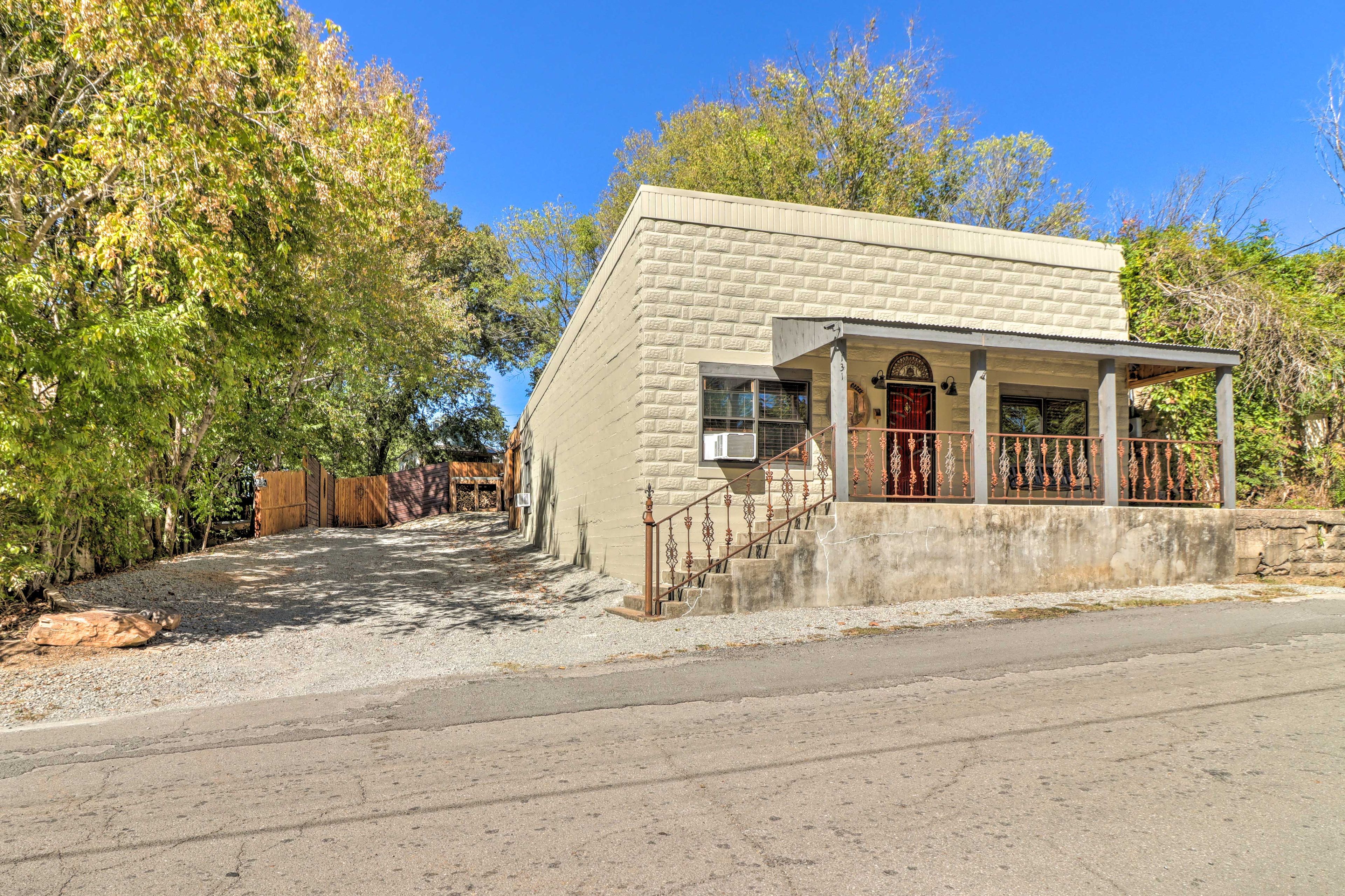 Parking | Driveway (4 Vehicles) | RV/Trailer Parking | Additional Street Parking