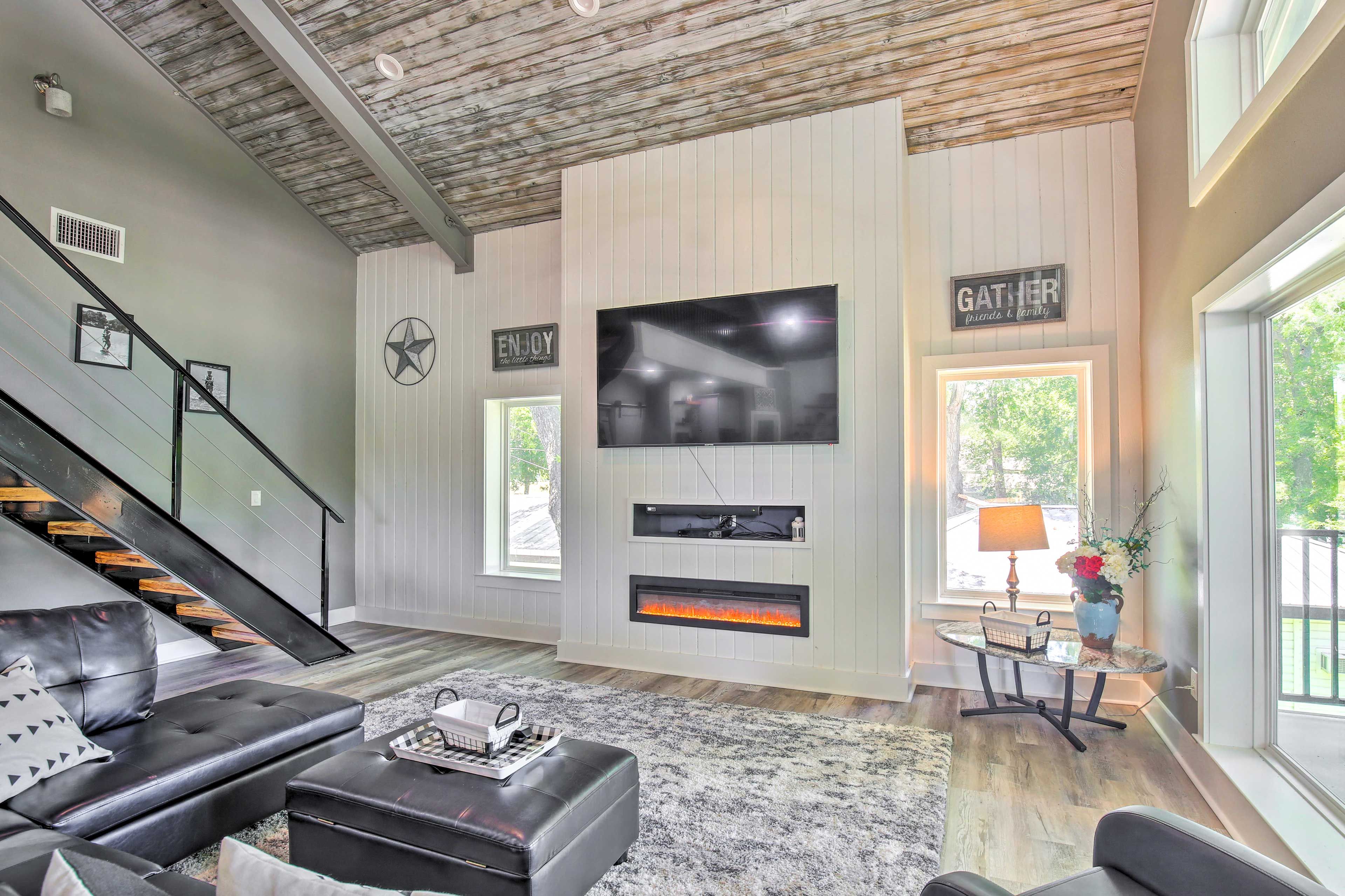 Living Area | Main Level (Elevated) | Central A/C | Free WiFi | Smart TV