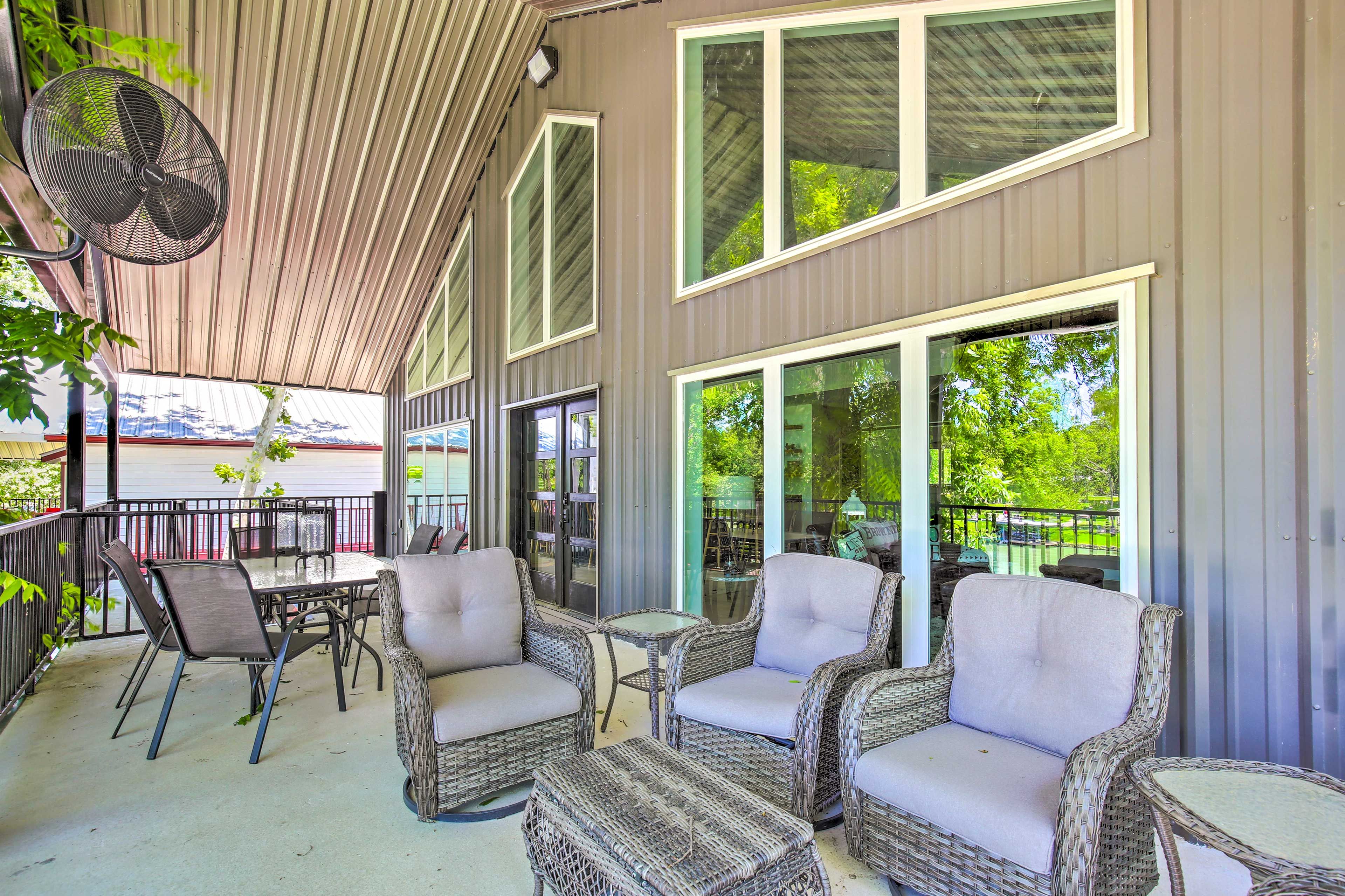 Private Balcony | Dining Area | Outdoor Fans | Gas Grill