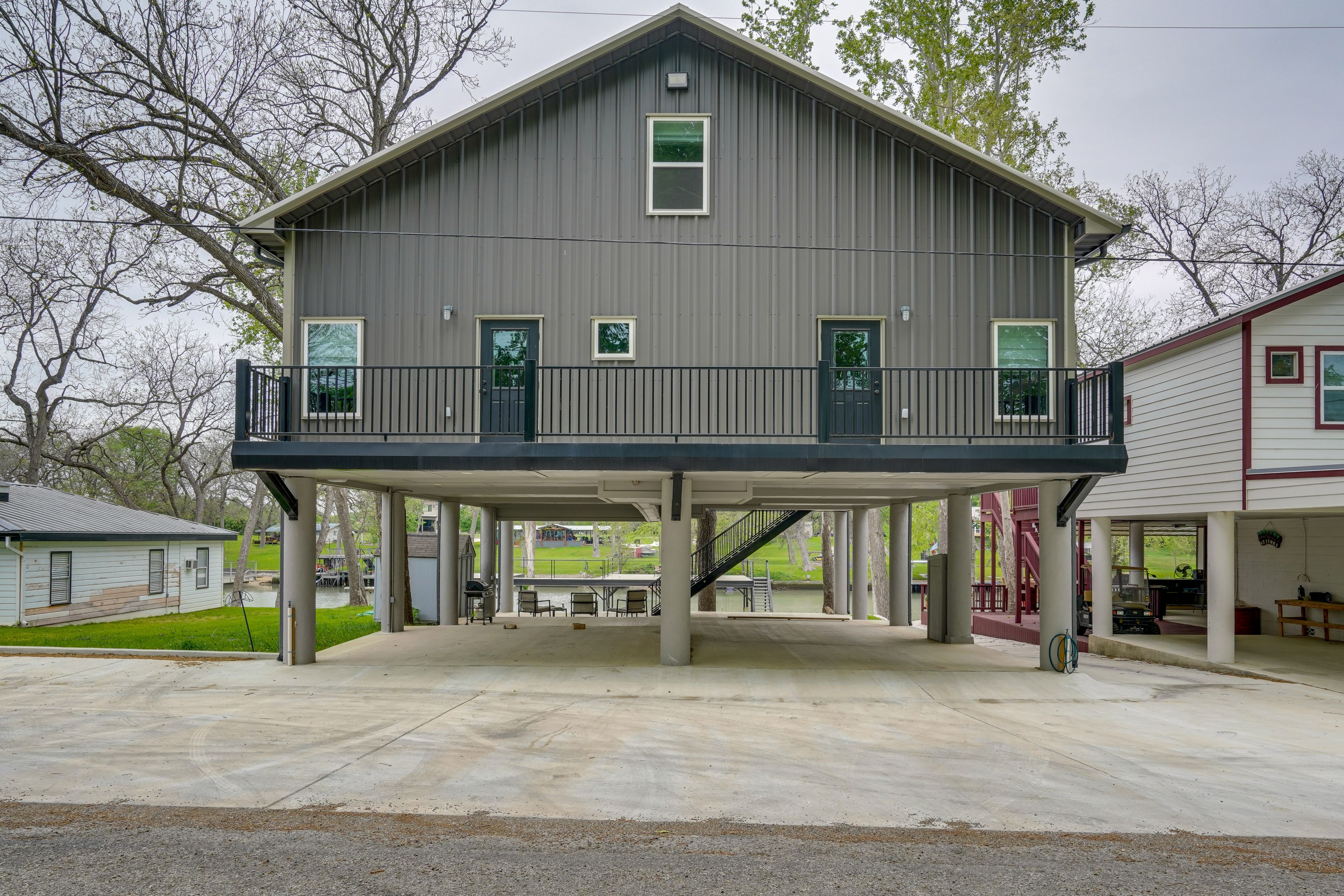 Parking | Covered (1 Vehicle) | Driveway (3 Vehicles) | No River Access