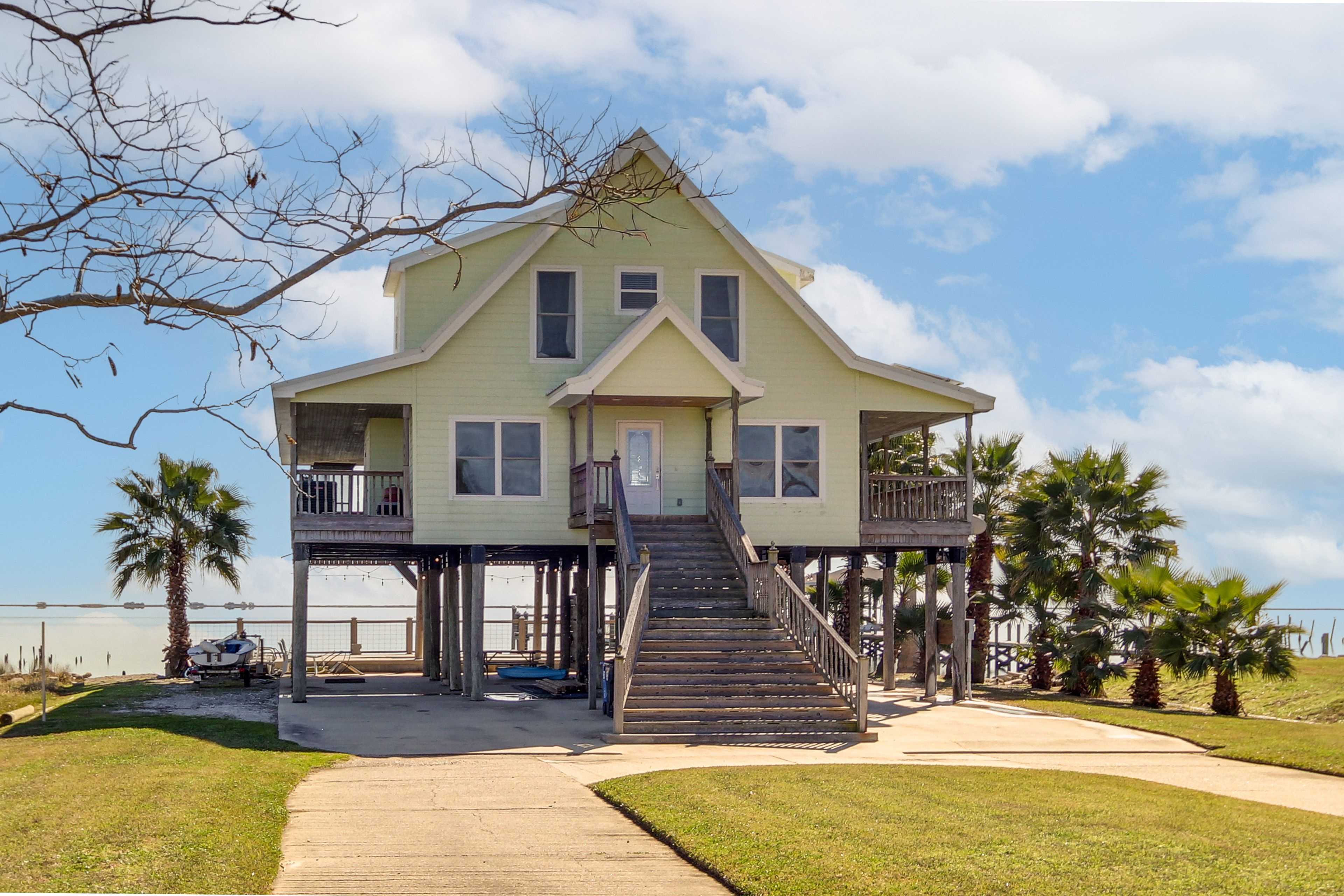 Parking | Driveway (4 Vehicles) | Boat/Trailer/RV Parking Allowed On-Site