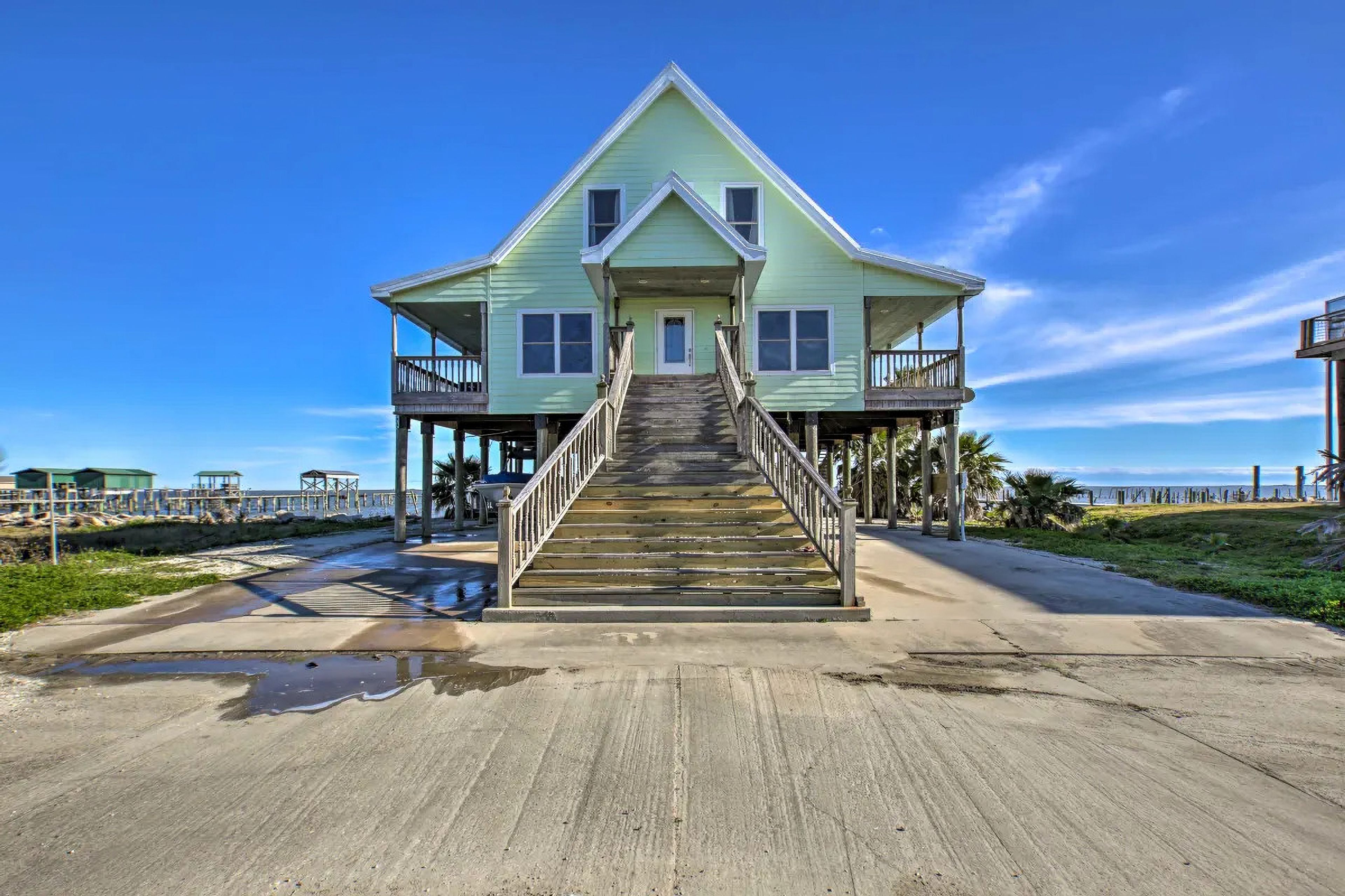 Parking | Driveway (4 Vehicles) | Boat/Trailer/RV Parking Allowed On-Site