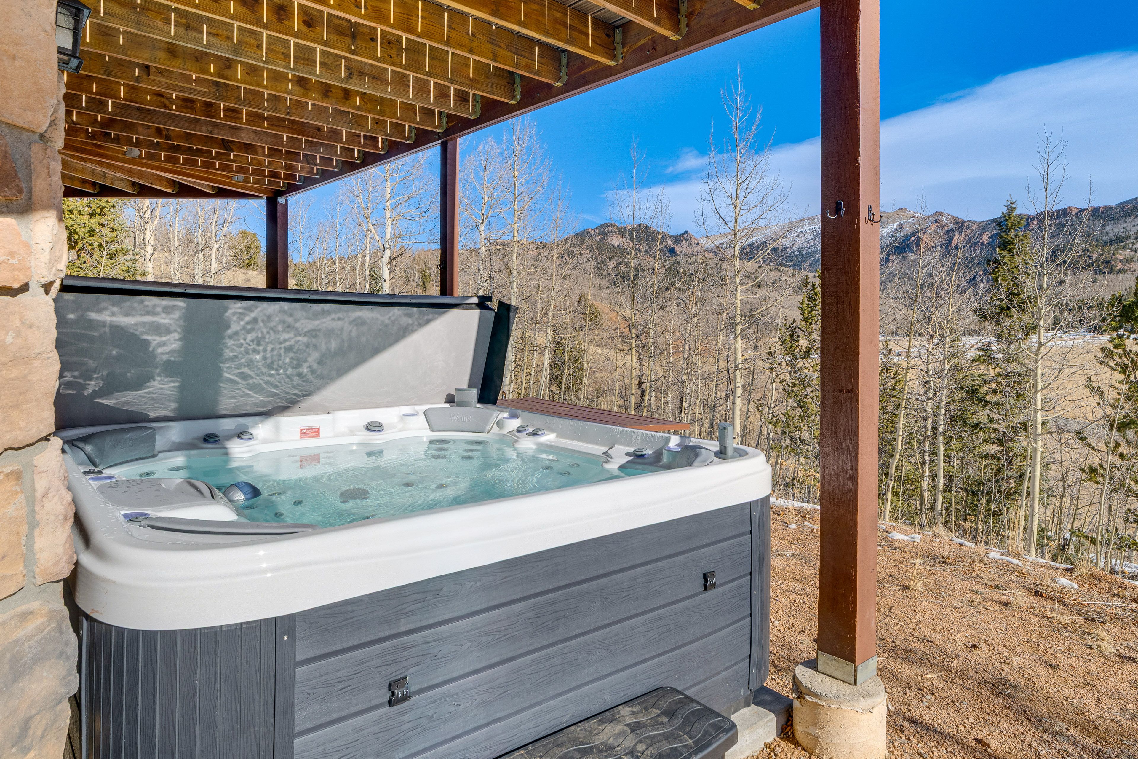 Exterior | Patio | Private Hot Tub | Picnic Table