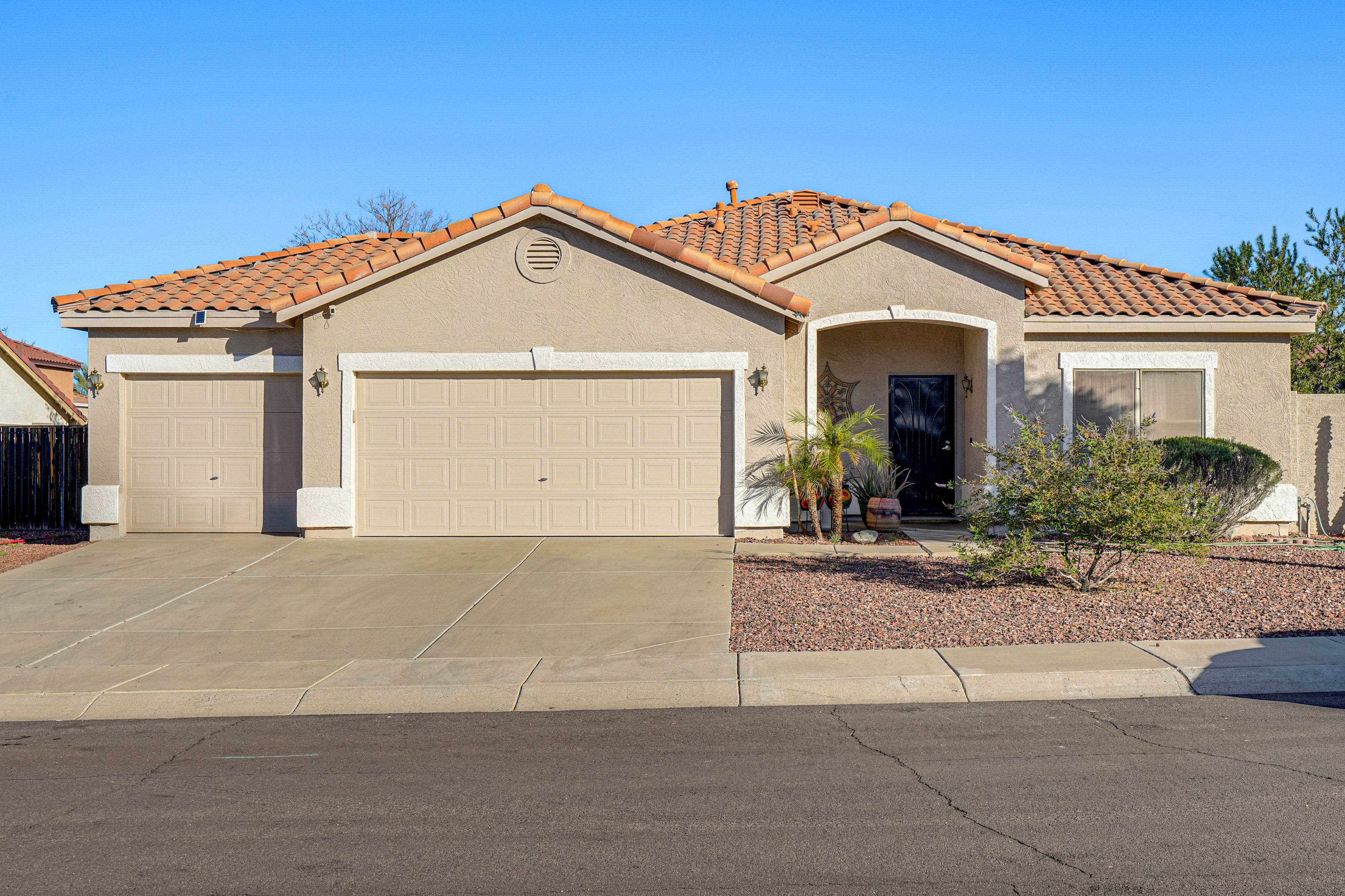 Parking | Driveway (3 Vehicles) | Trailer Parking Allowed