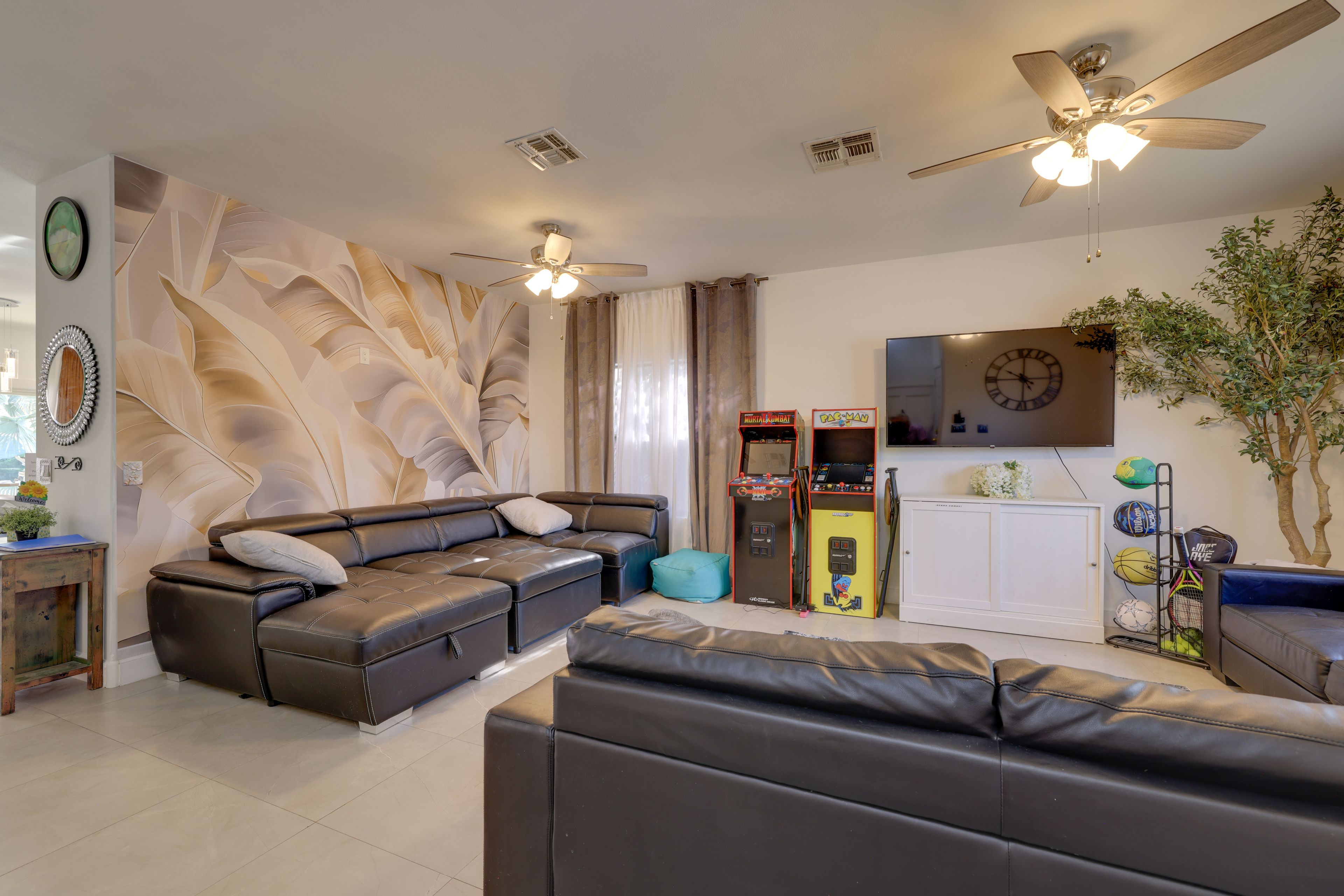 Living Room | Smart TV | Free WiFi | Queen Sleeper Sofa