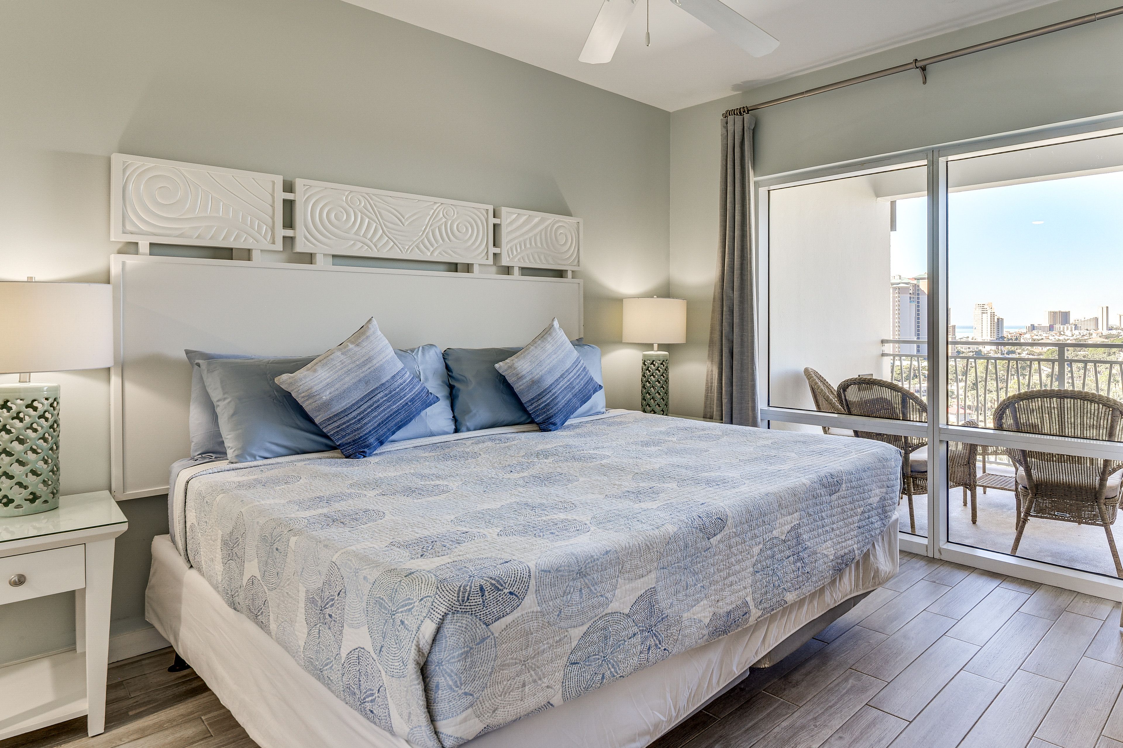 Bedroom | King Bed | Linens Provided