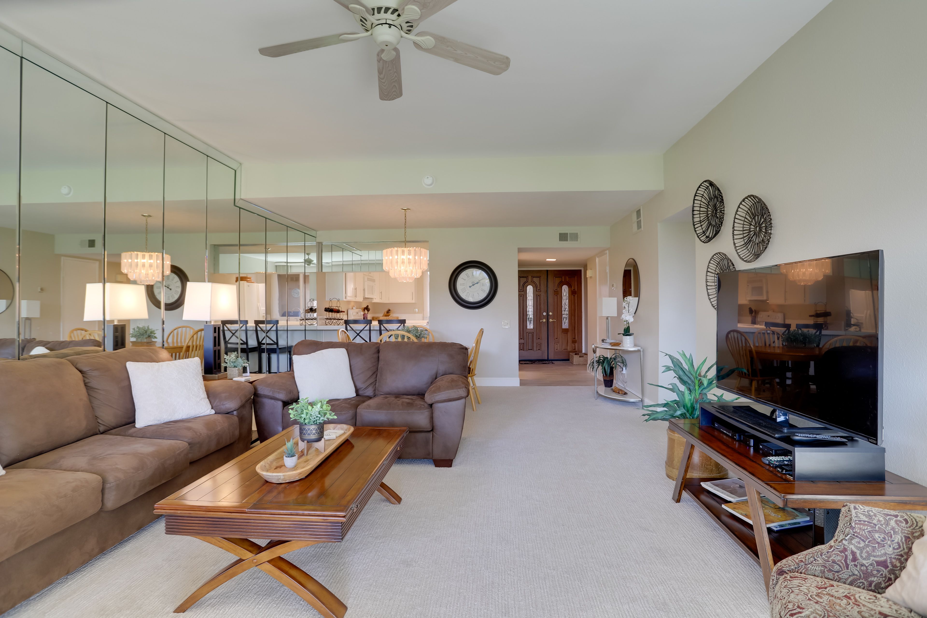 Living Room | Smart TV | Central A/C | Free WiFi