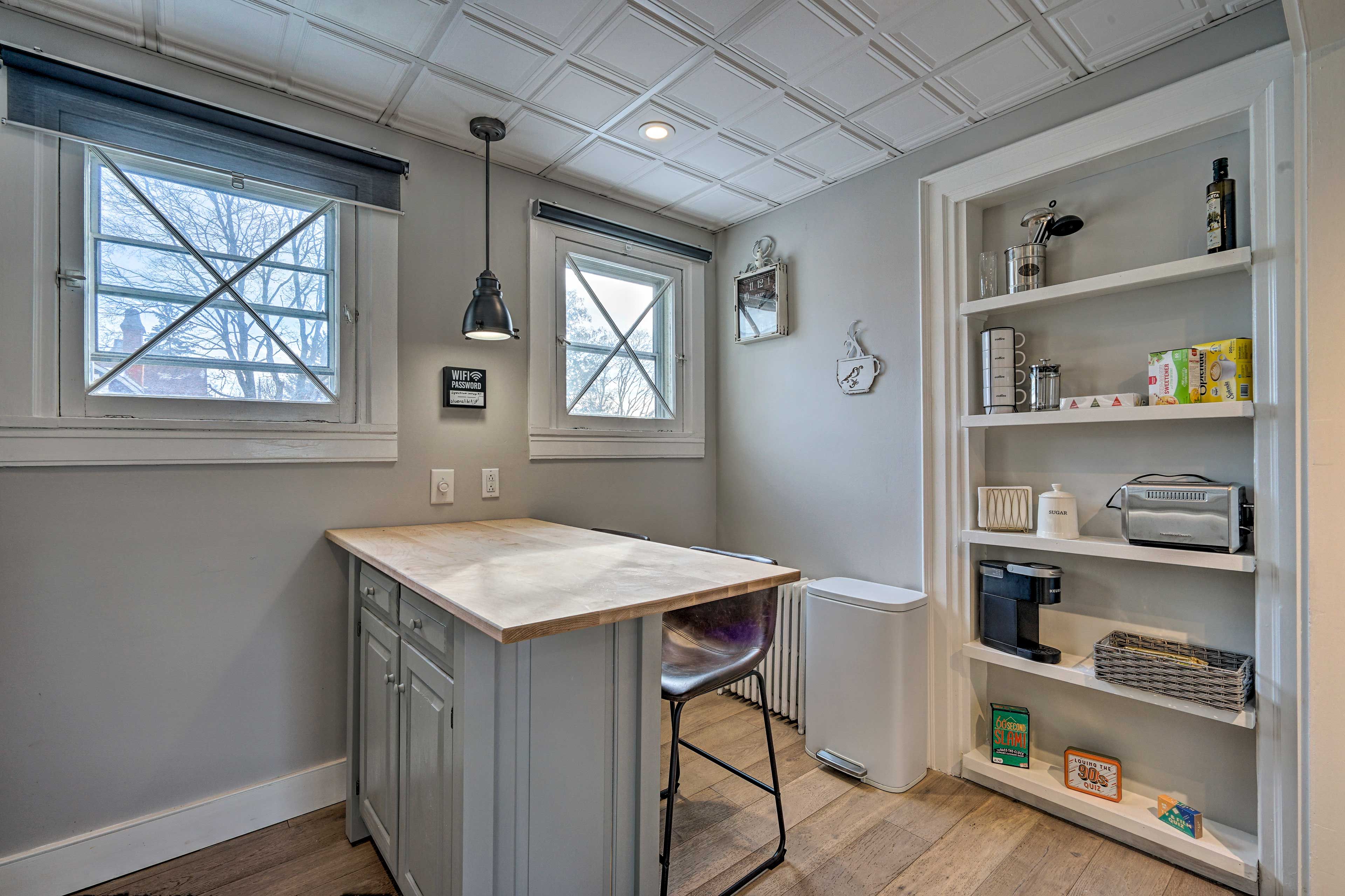 Dining Area | Dishware/Flatware Provided