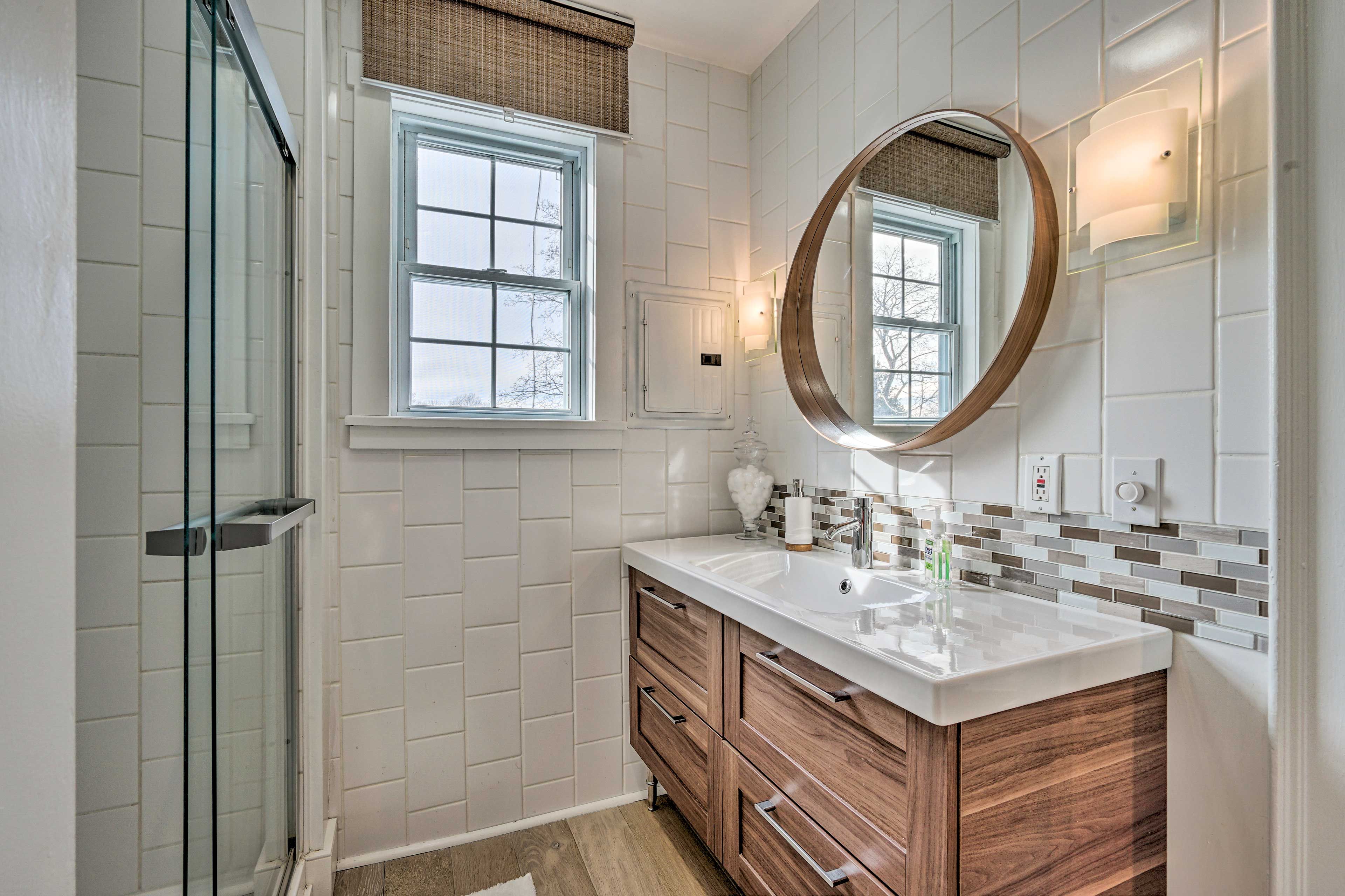 Full Bathroom | Towels Provided | Complimentary Toiletries