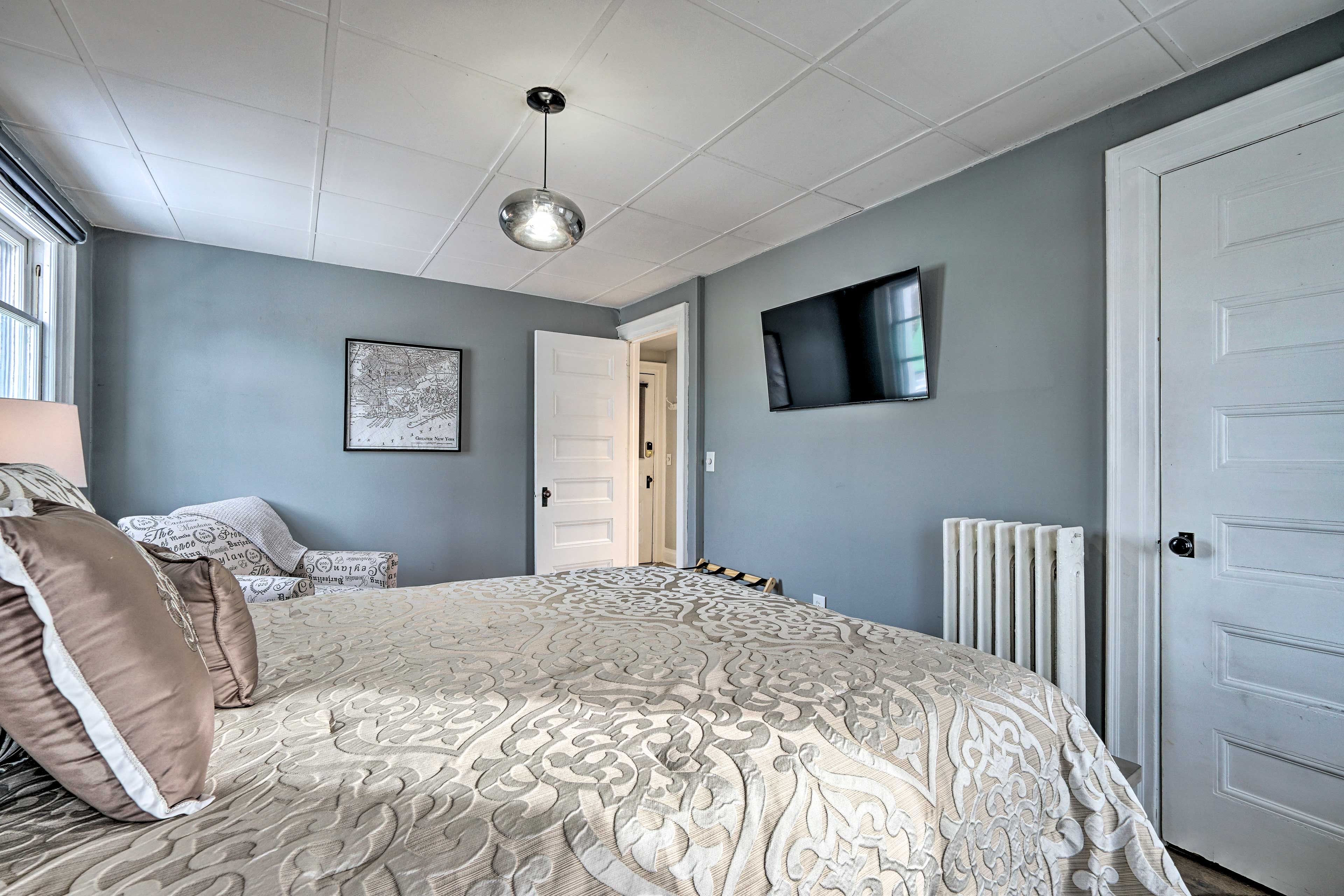 Bedroom | Smart TV w/ Cable