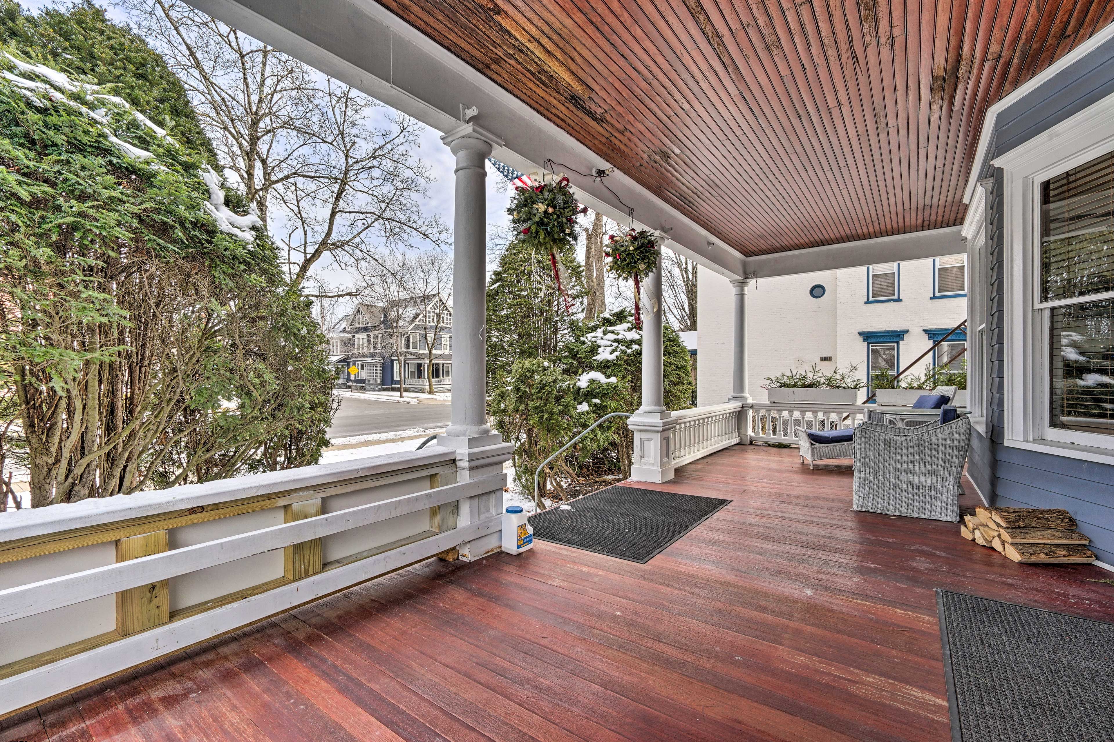 Shared Outdoor Area | Front Porch