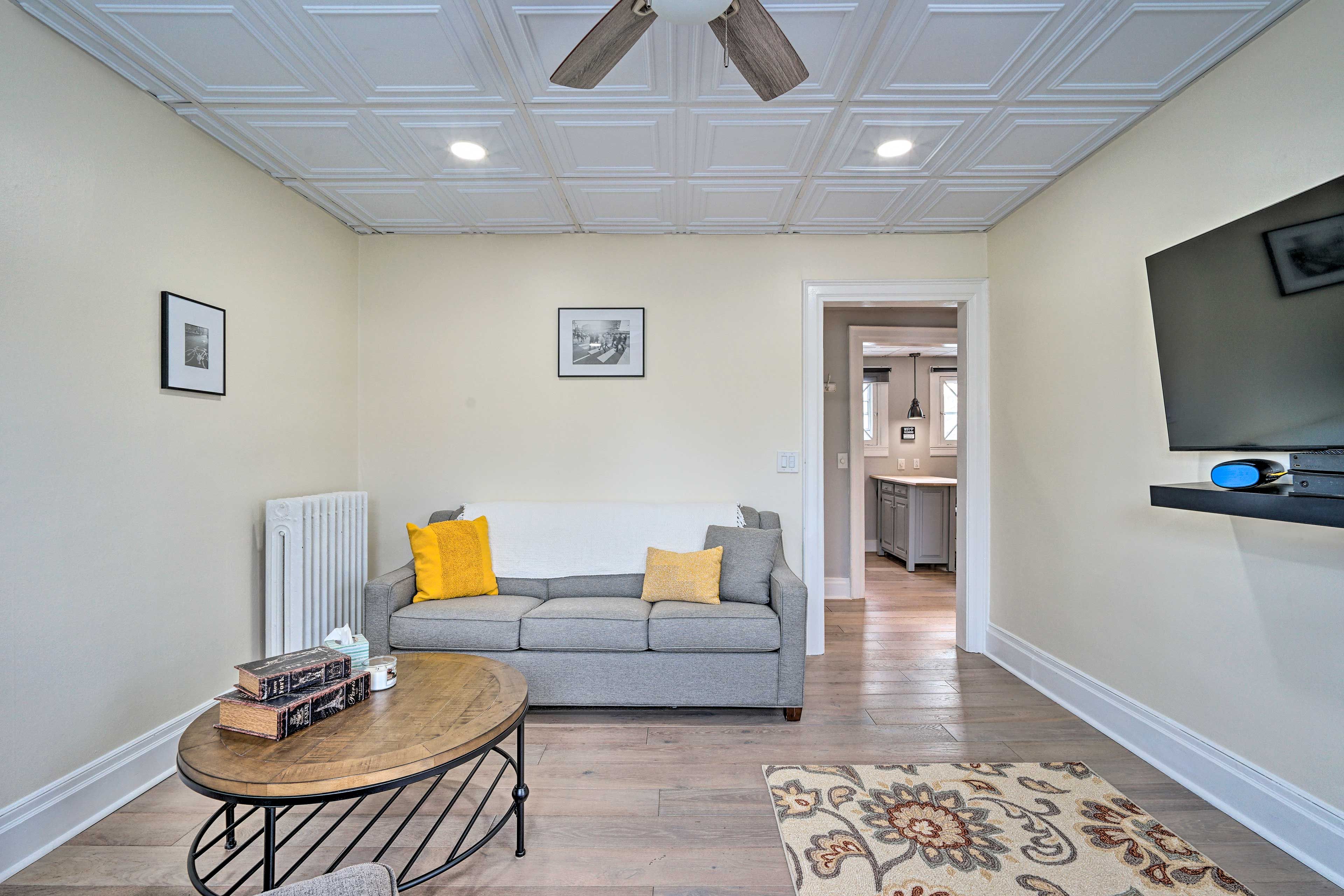 Living Area | Smart TV w/ Cable | Internet Access
