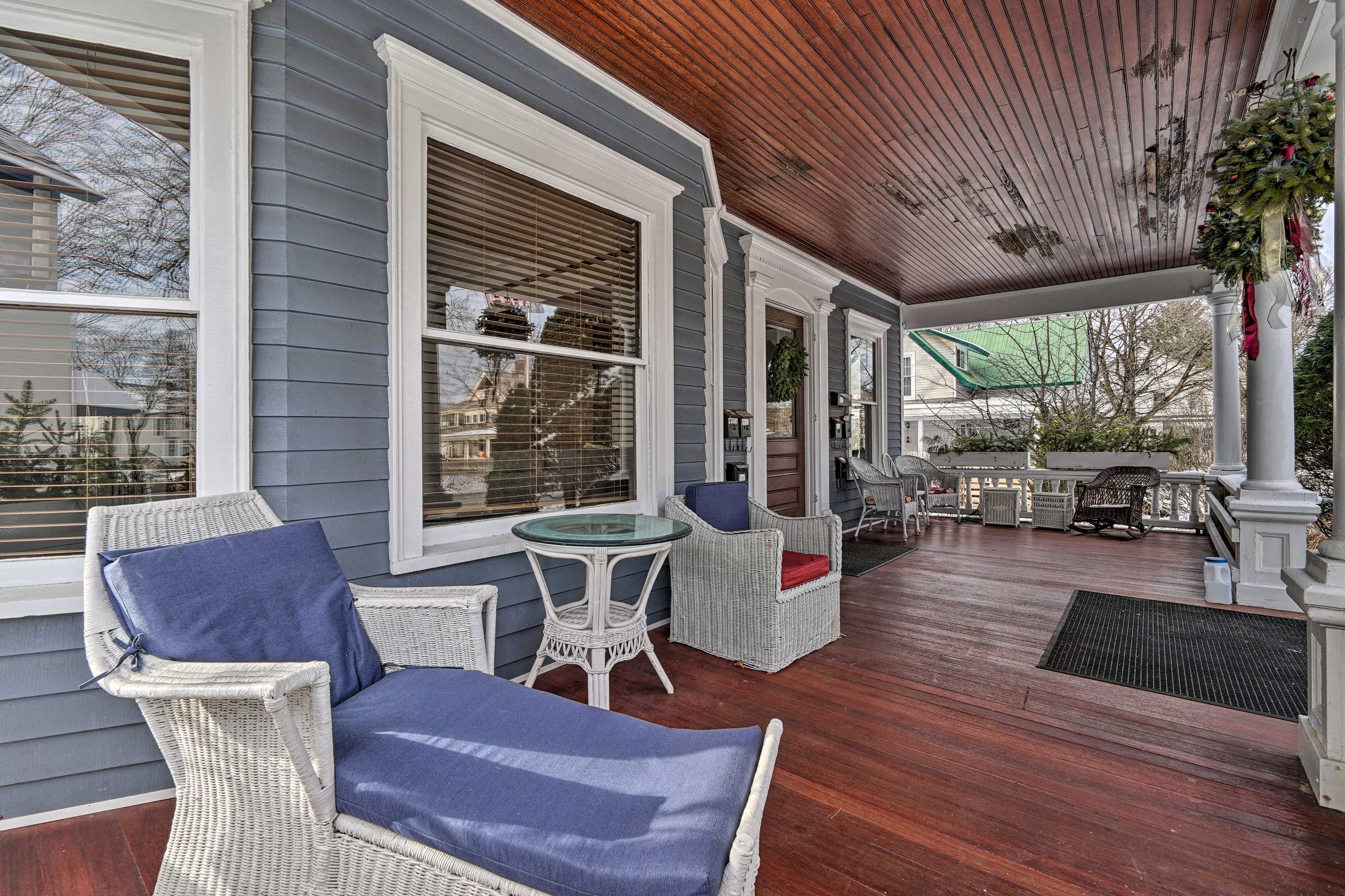 Shared Outdoor Area | Front Porch