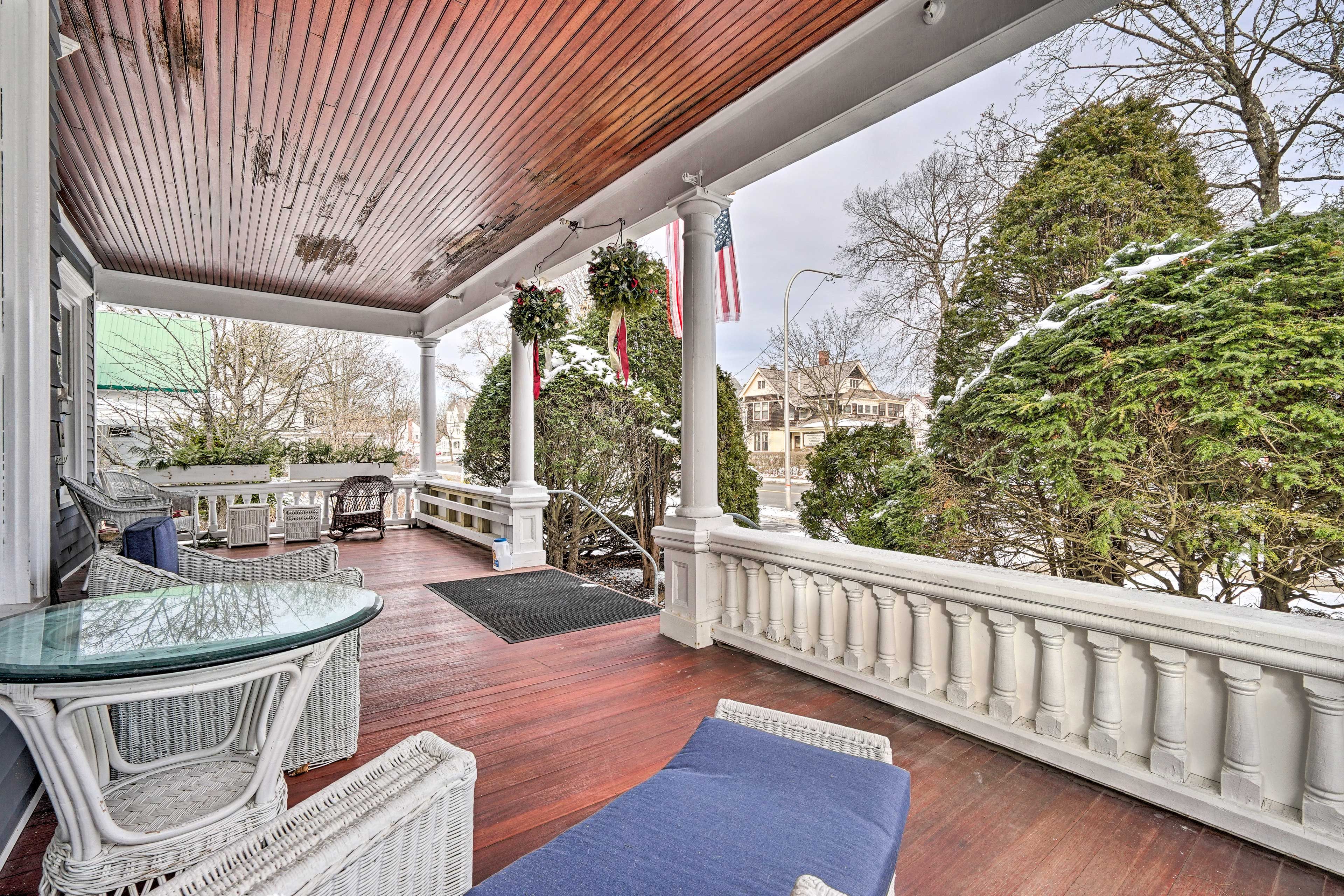 Shared Outdoor Area | Front Porch