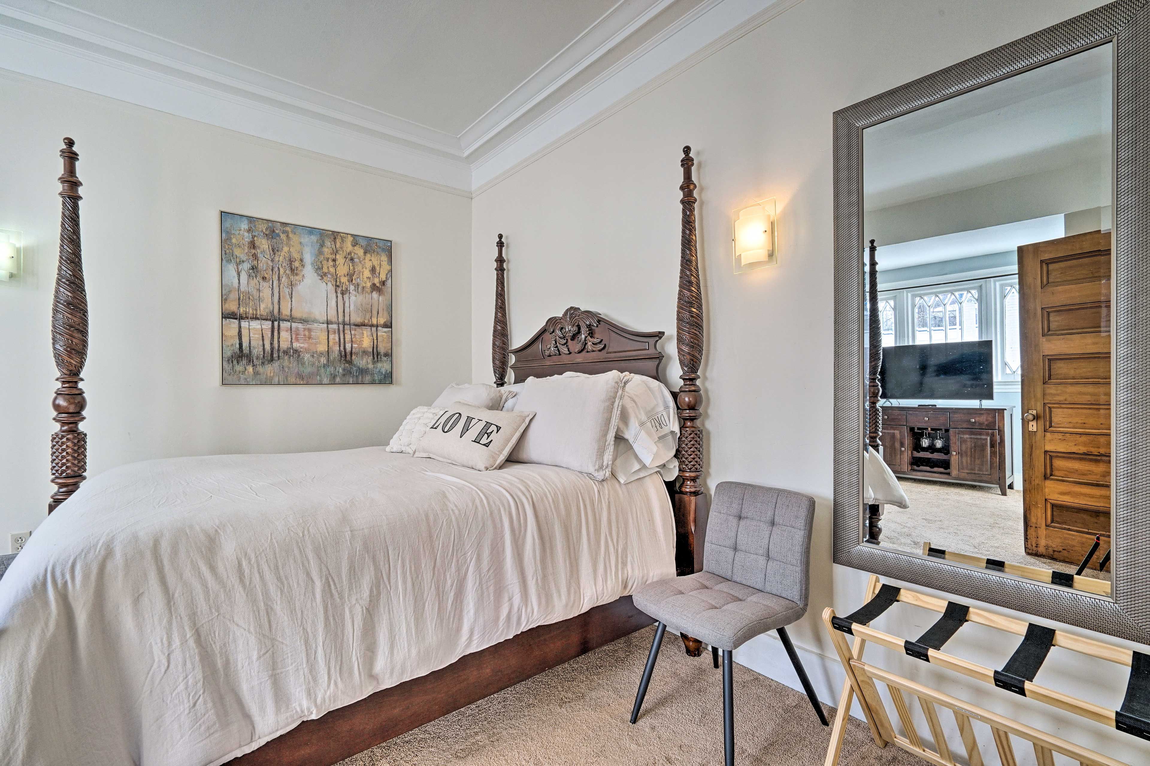 Bedroom | Queen Bed | Smart TV w/ Cable