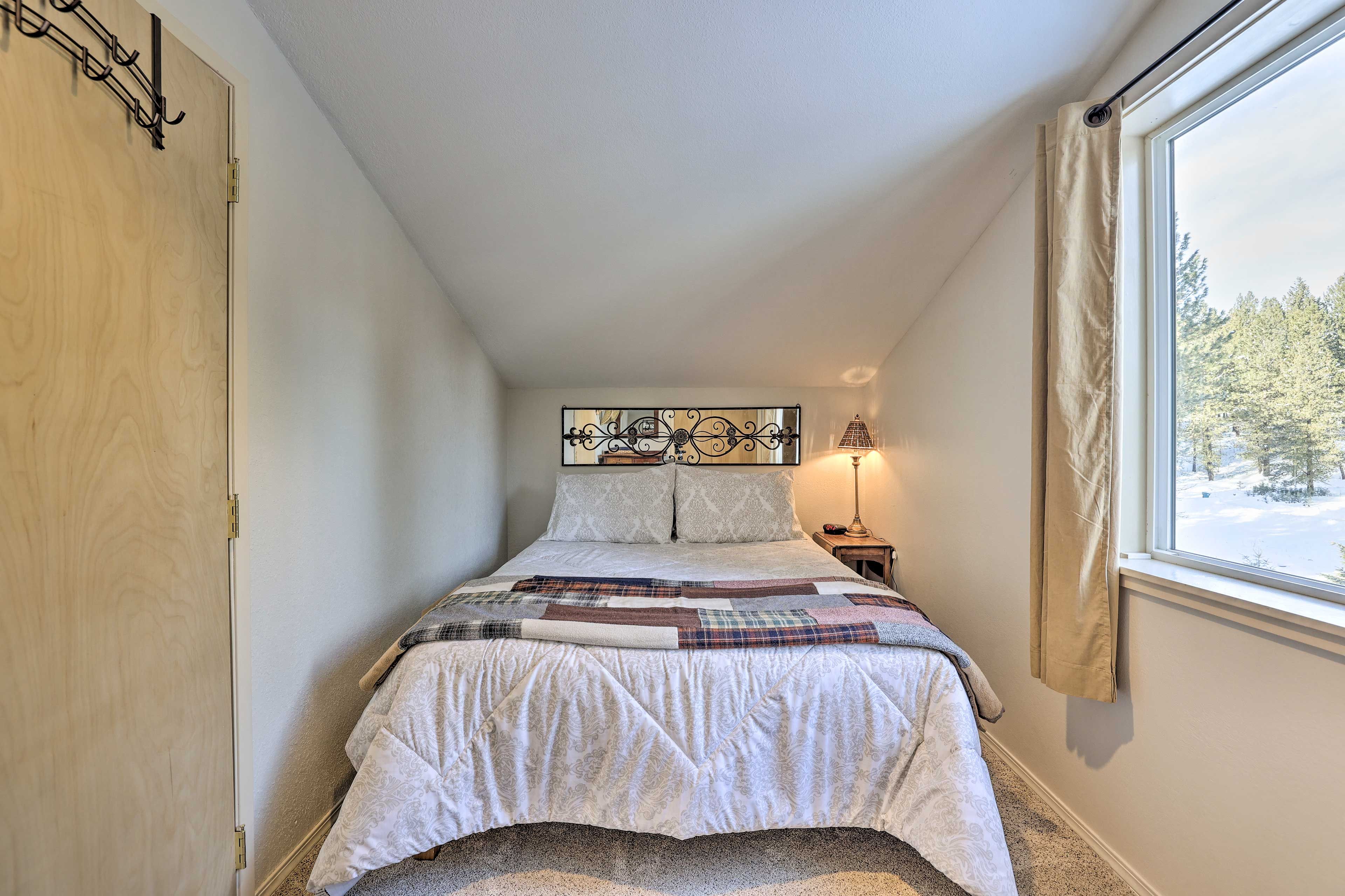 Bedroom 2 | Queen Bed