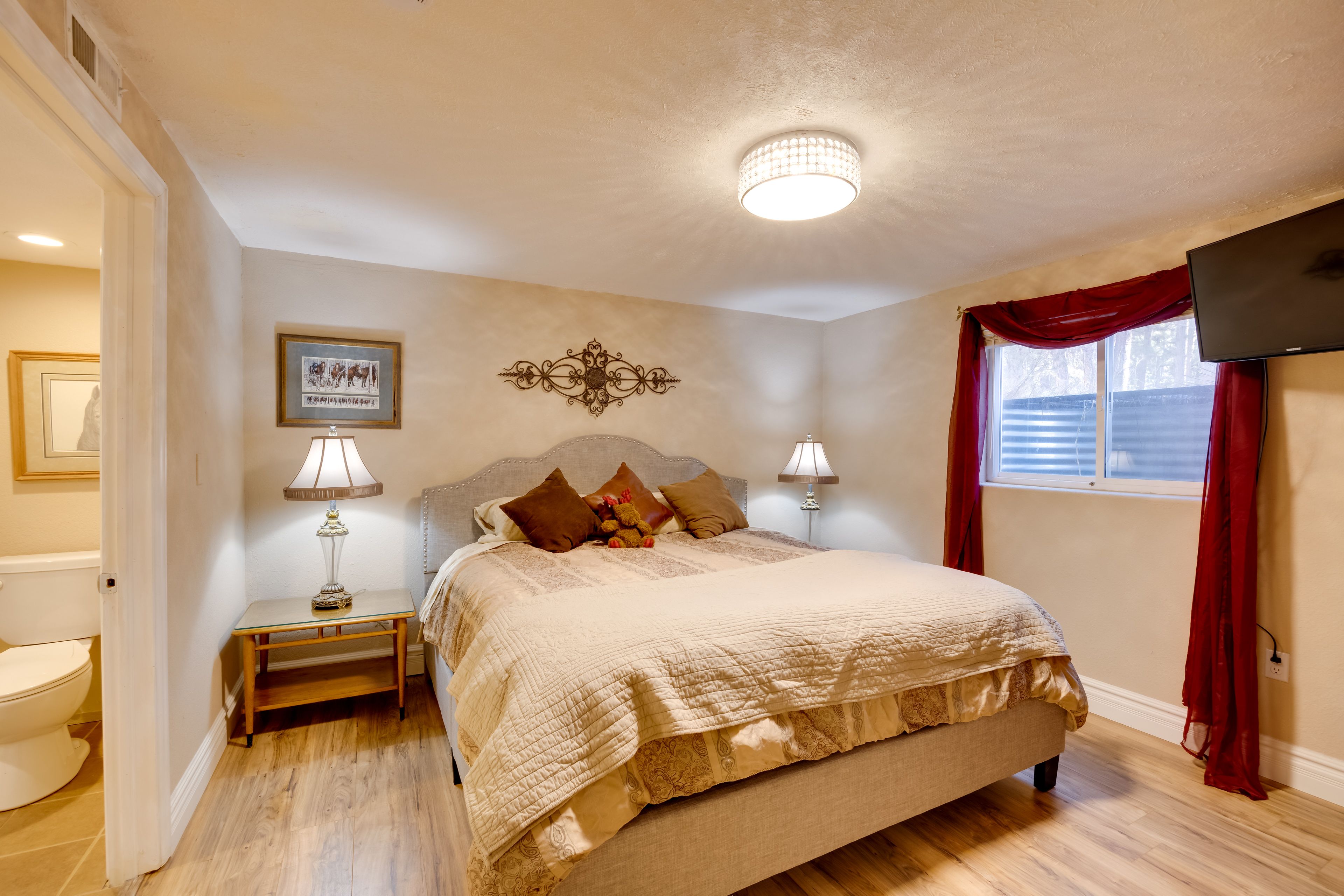 Bedroom | King Bed | Smart TV | En-Suite Bathroom