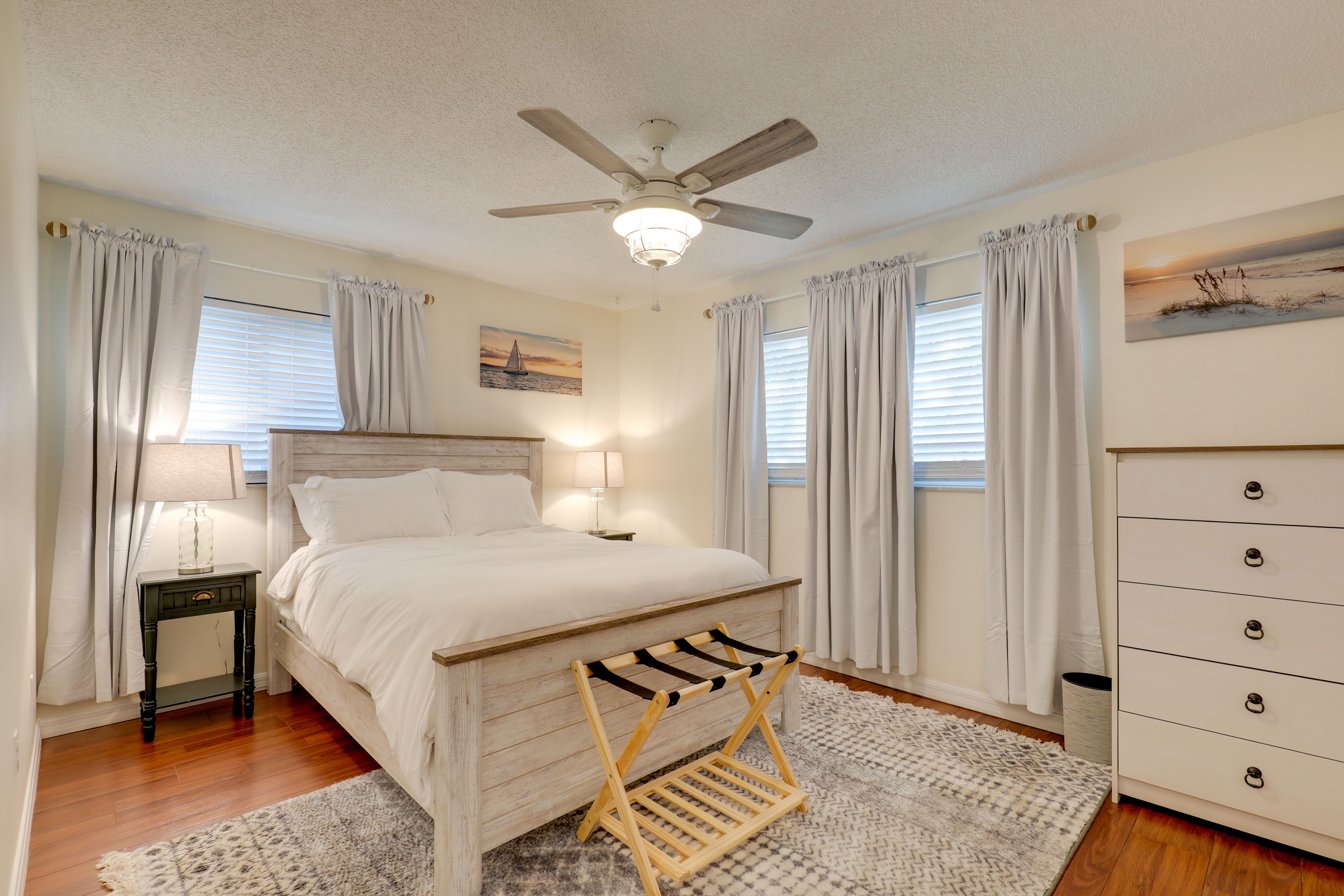 Bedroom 1 | Queen Bed