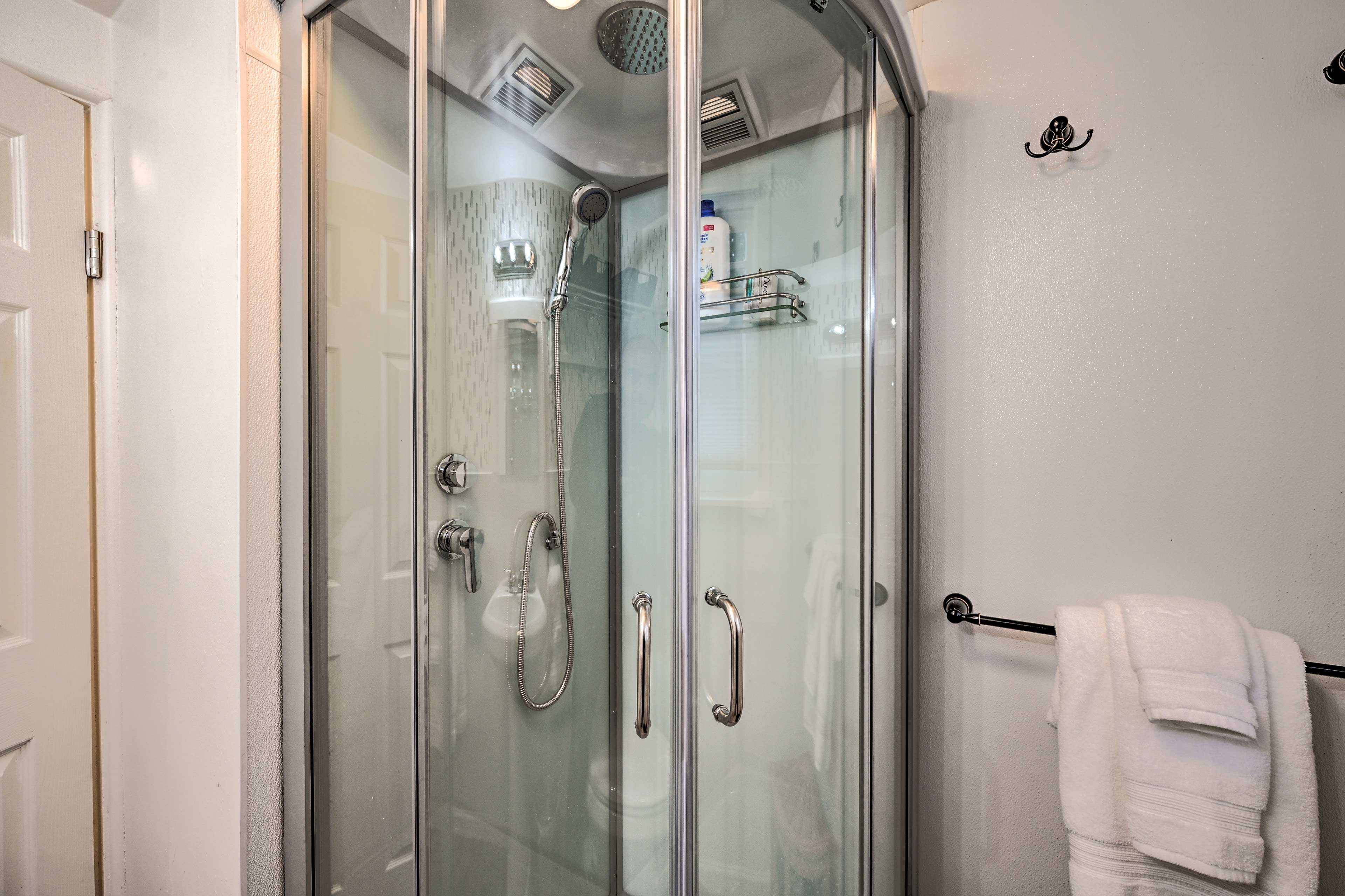 Full Bathroom | Towels Provided