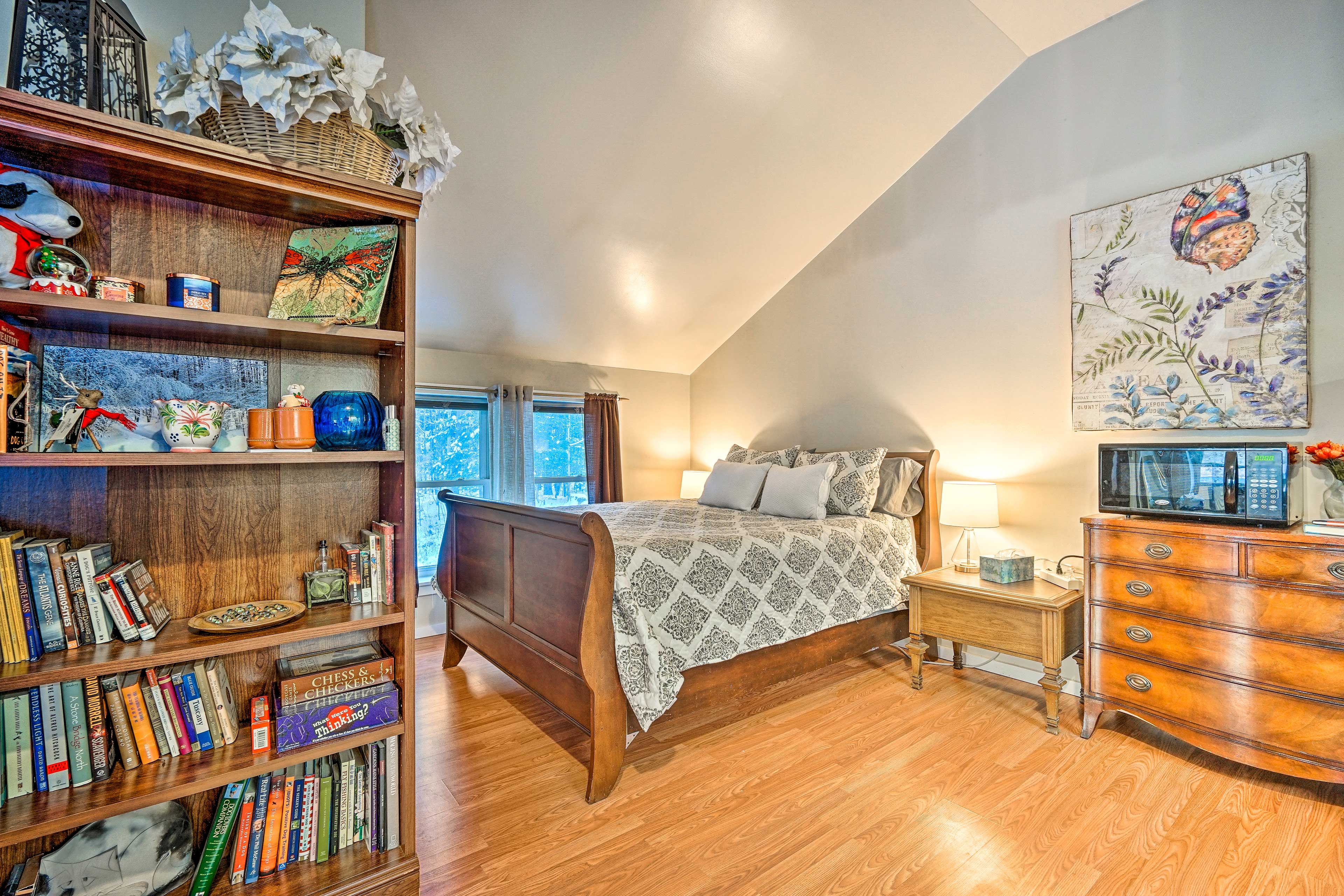 Studio | Queen Bed