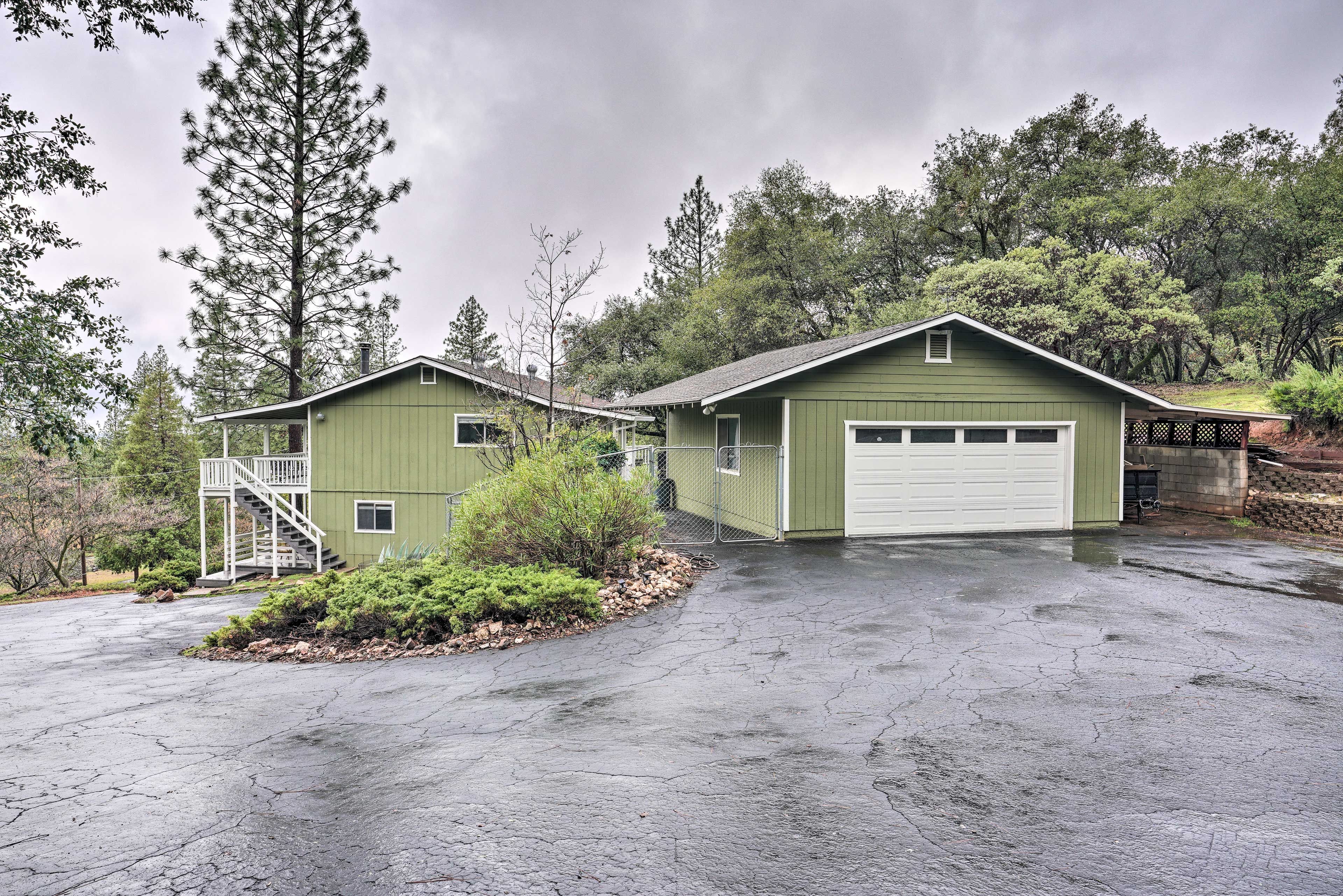 Parking | Driveway (10 Vehicles) | RV & Trailer Parking Allowed On-Site