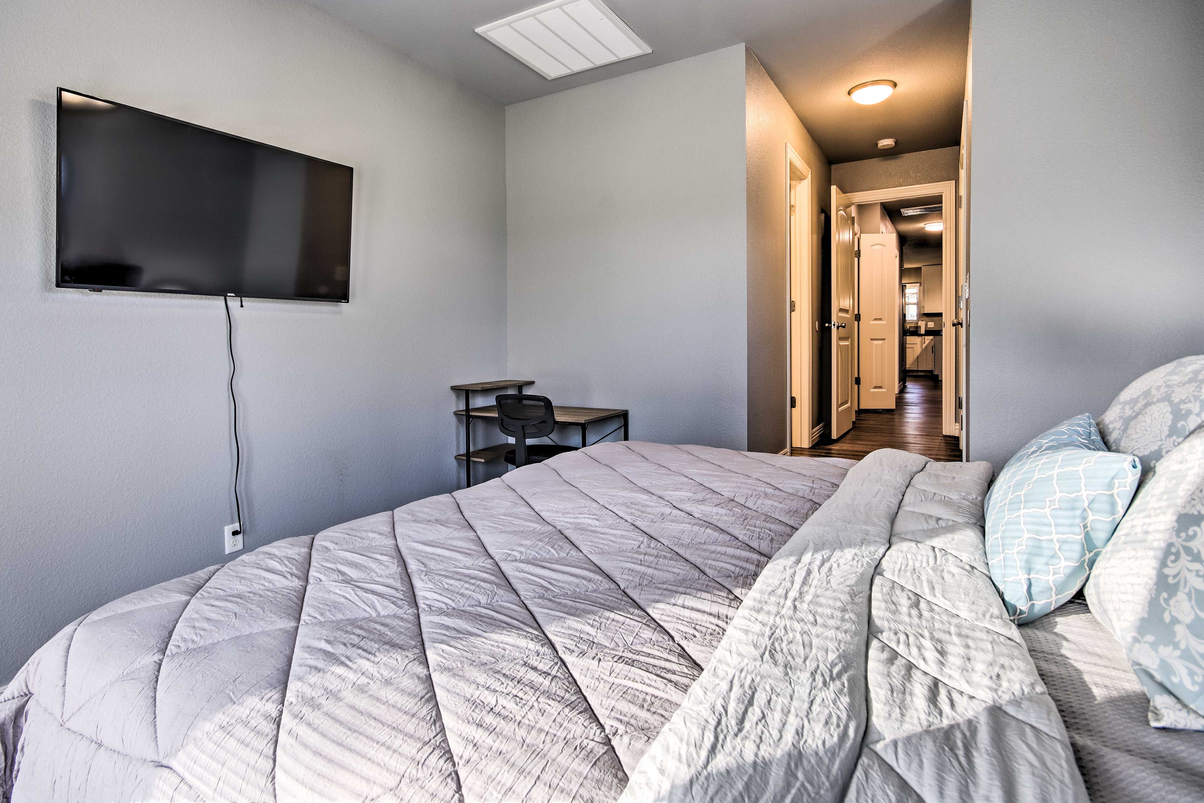 Bedroom 1 | Smart TV | Access to Backyard