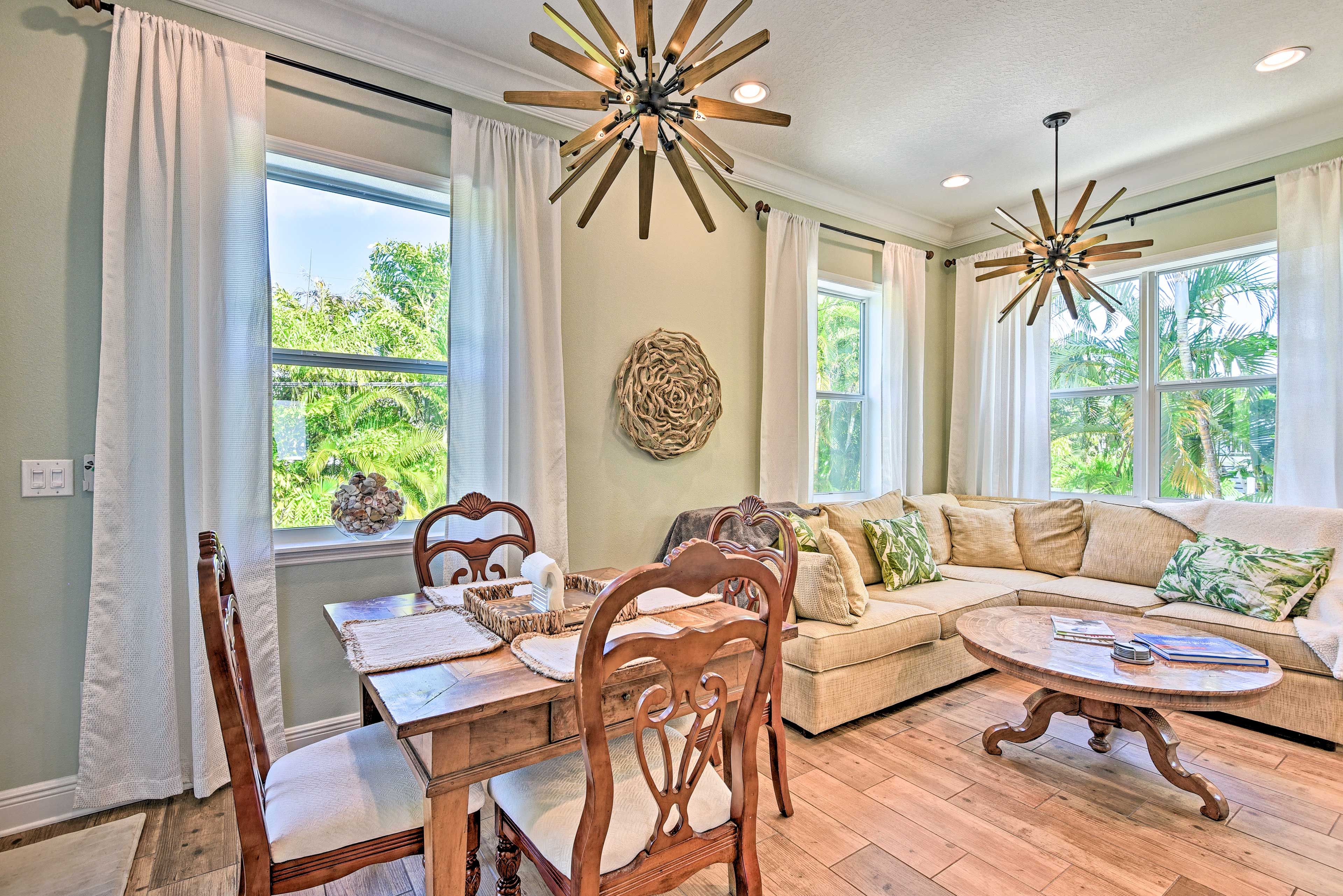 Dining Area | Dishware/Flatware Provided