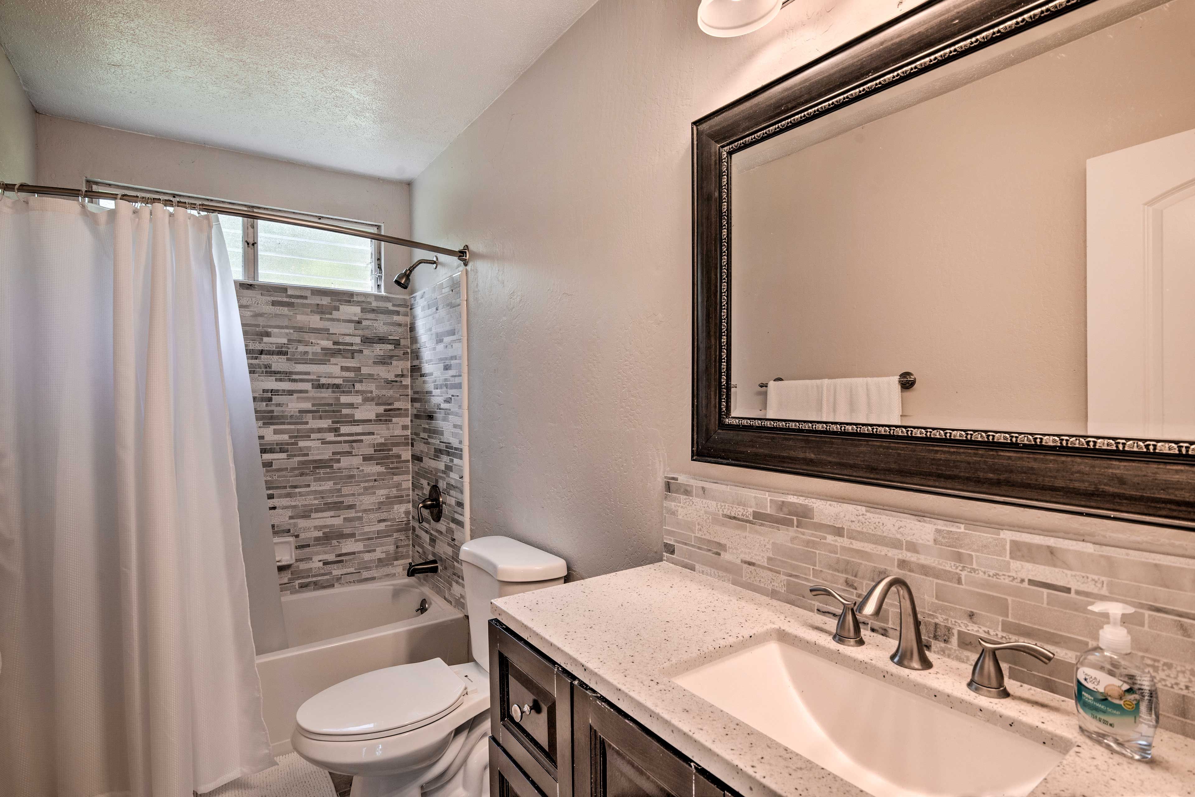 Full Bathroom | Towels Provided