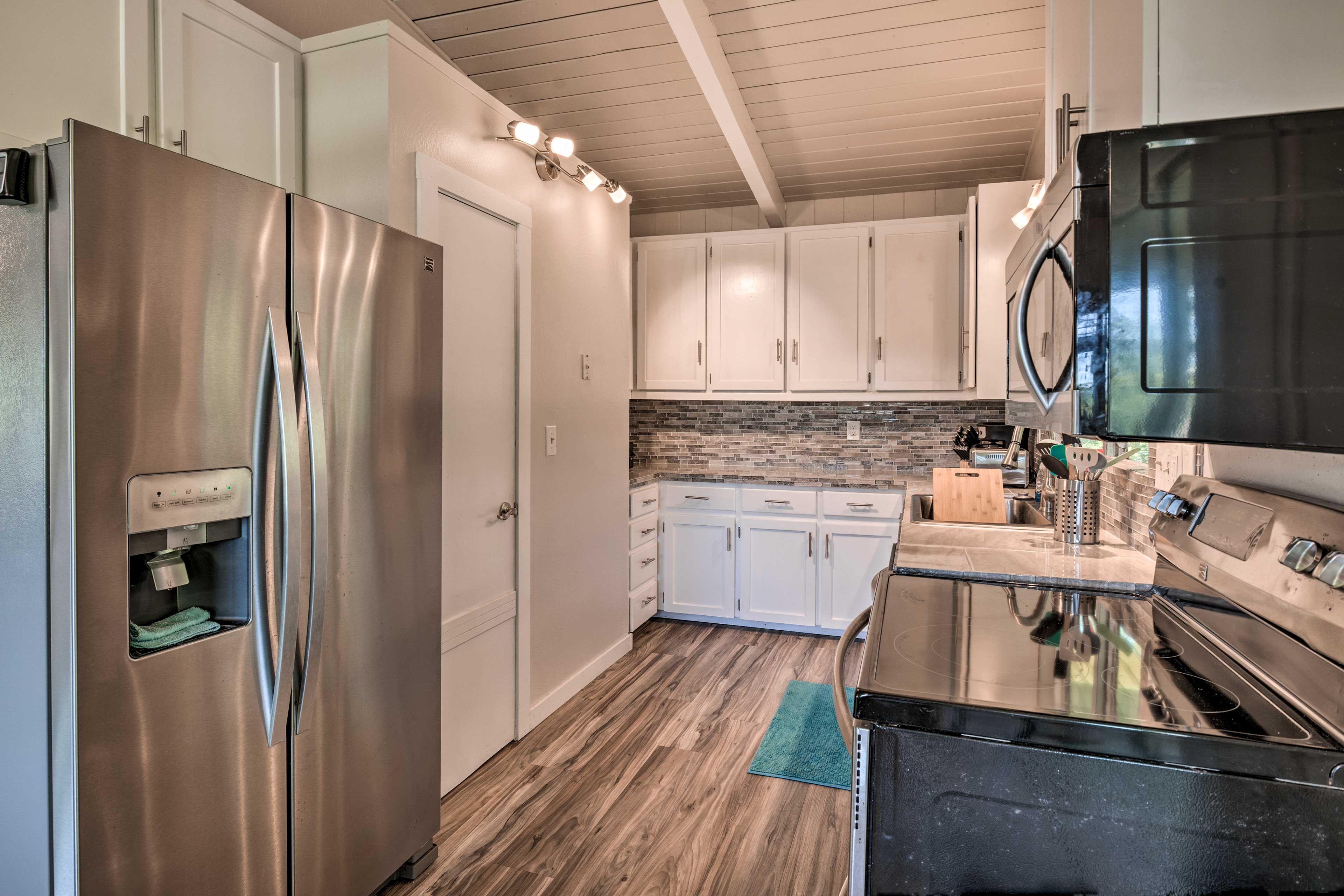 Kitchen | Fully Equipped w/ Cooking Basics