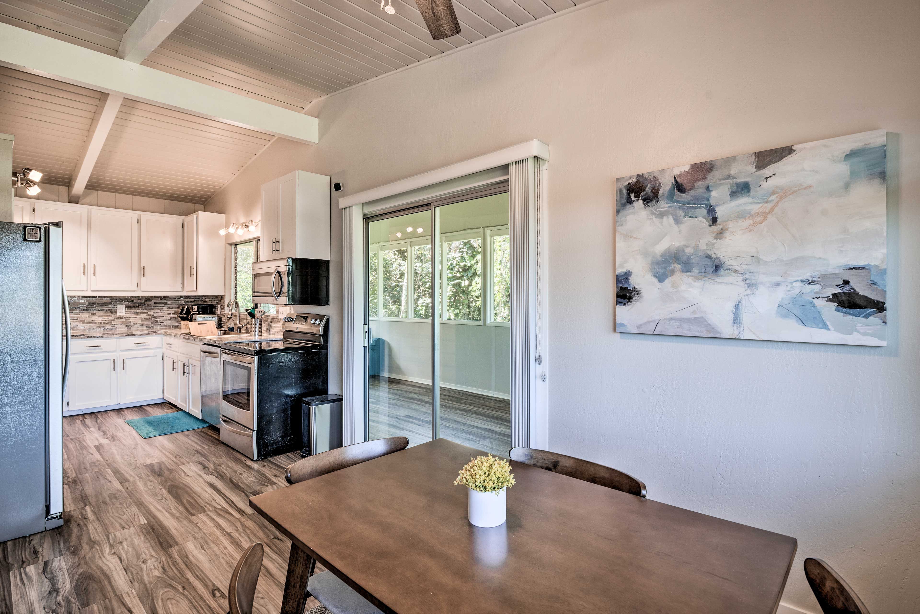 Dining Area | Dishware & Flatware Provided