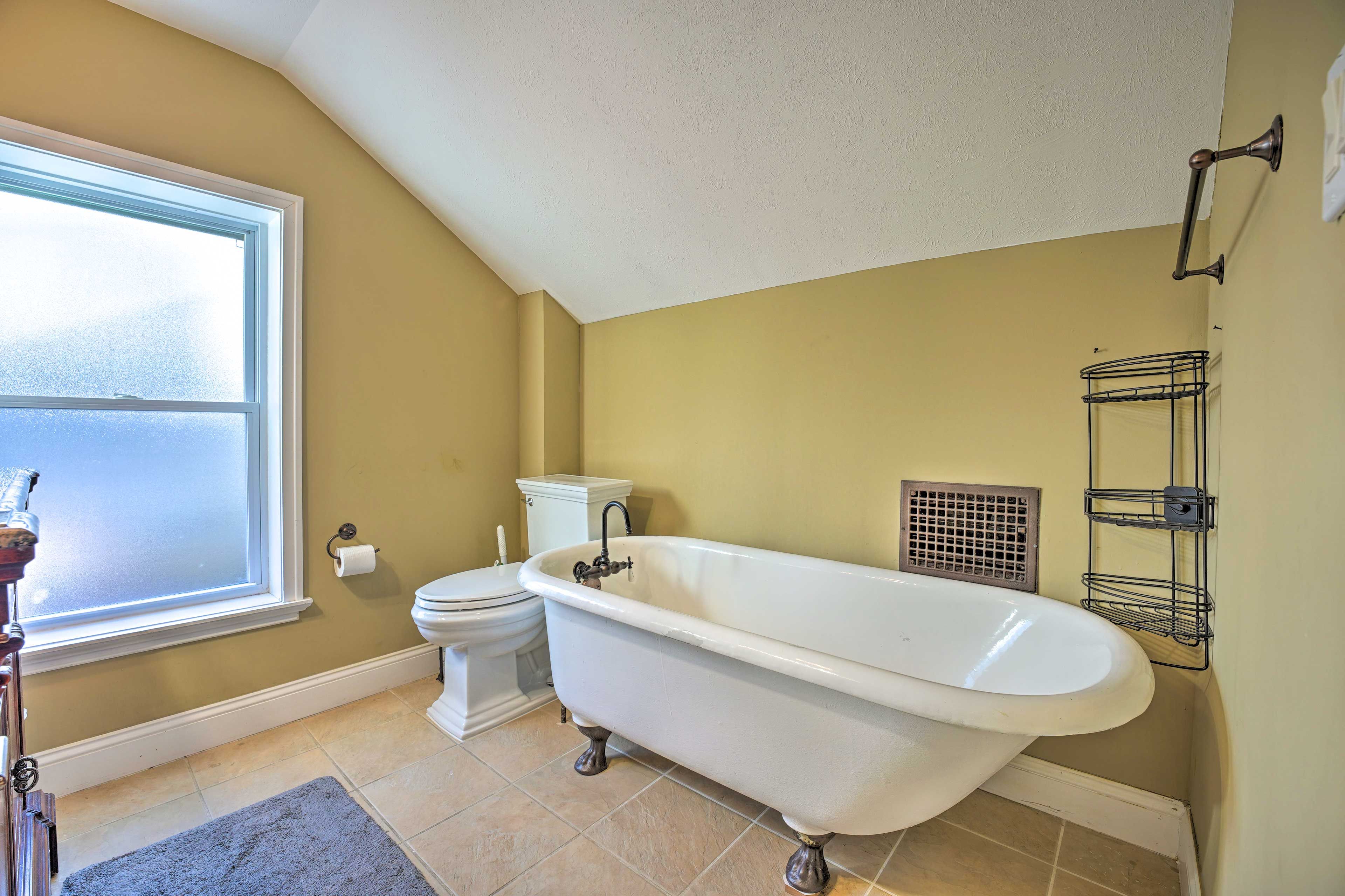 Full Bathroom | Clawfoot Bathtub