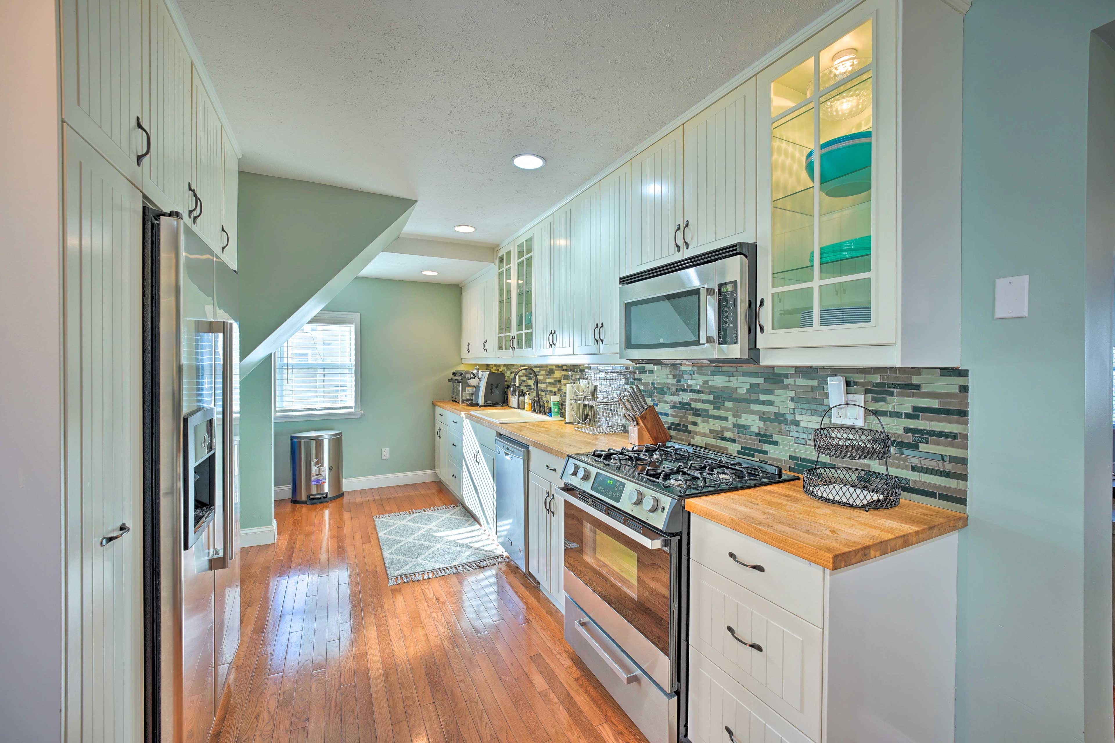 Kitchen | Fully Equipped w/ Cooking Essentials