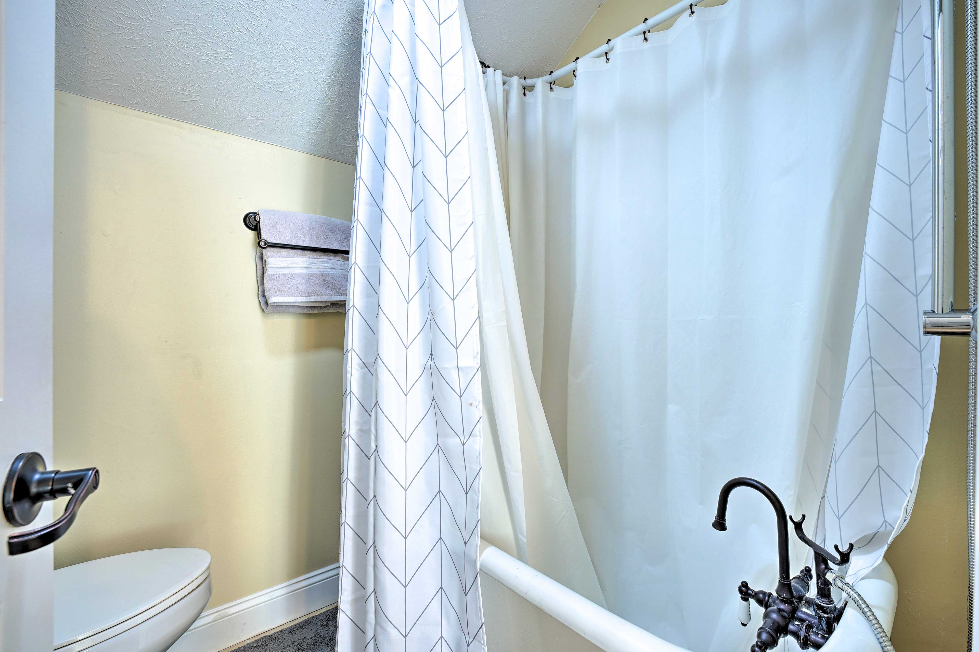 Full Bathroom | Shower/Tub Combo