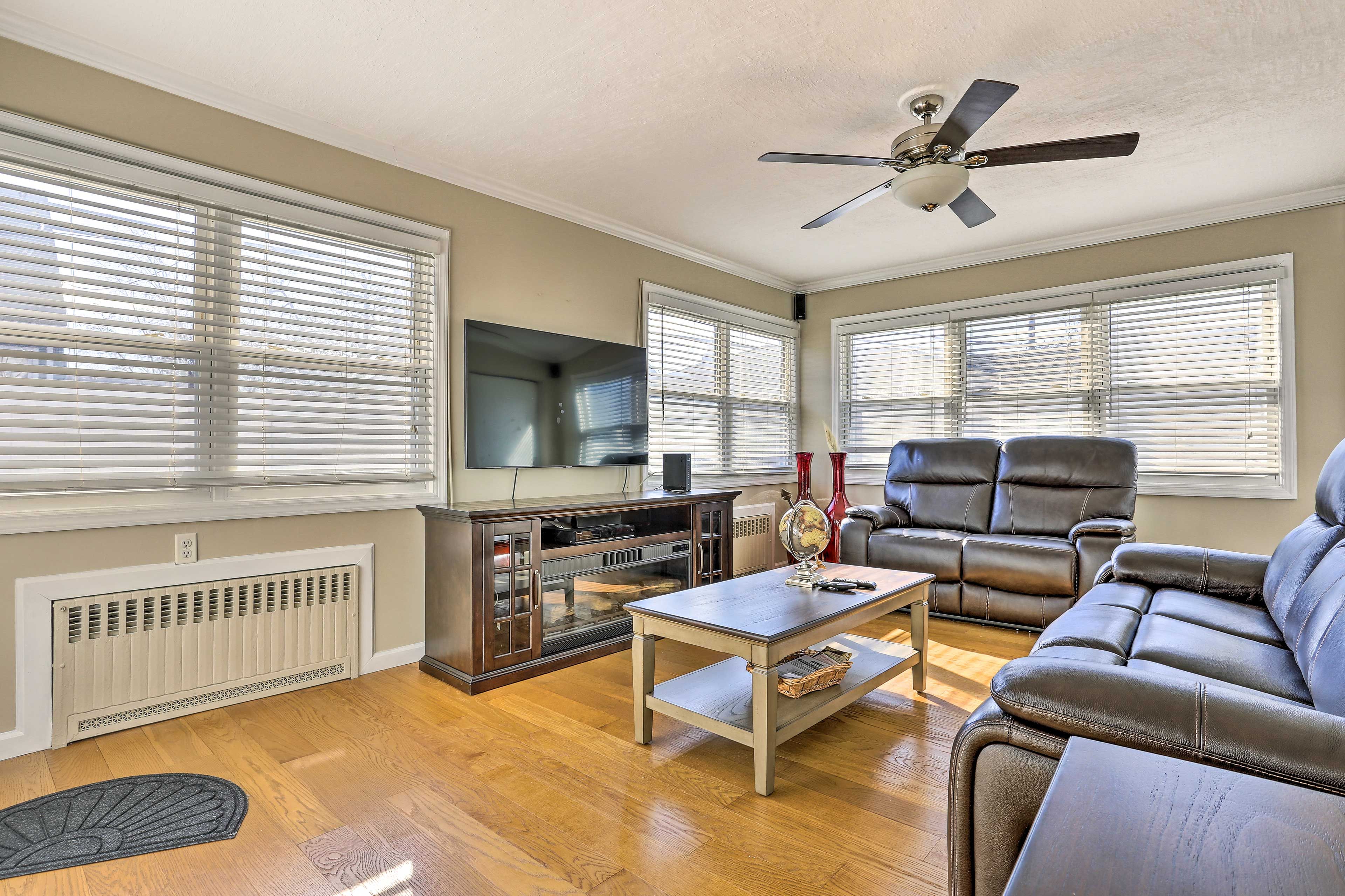 Living Room | Free WiFi | Smart TV