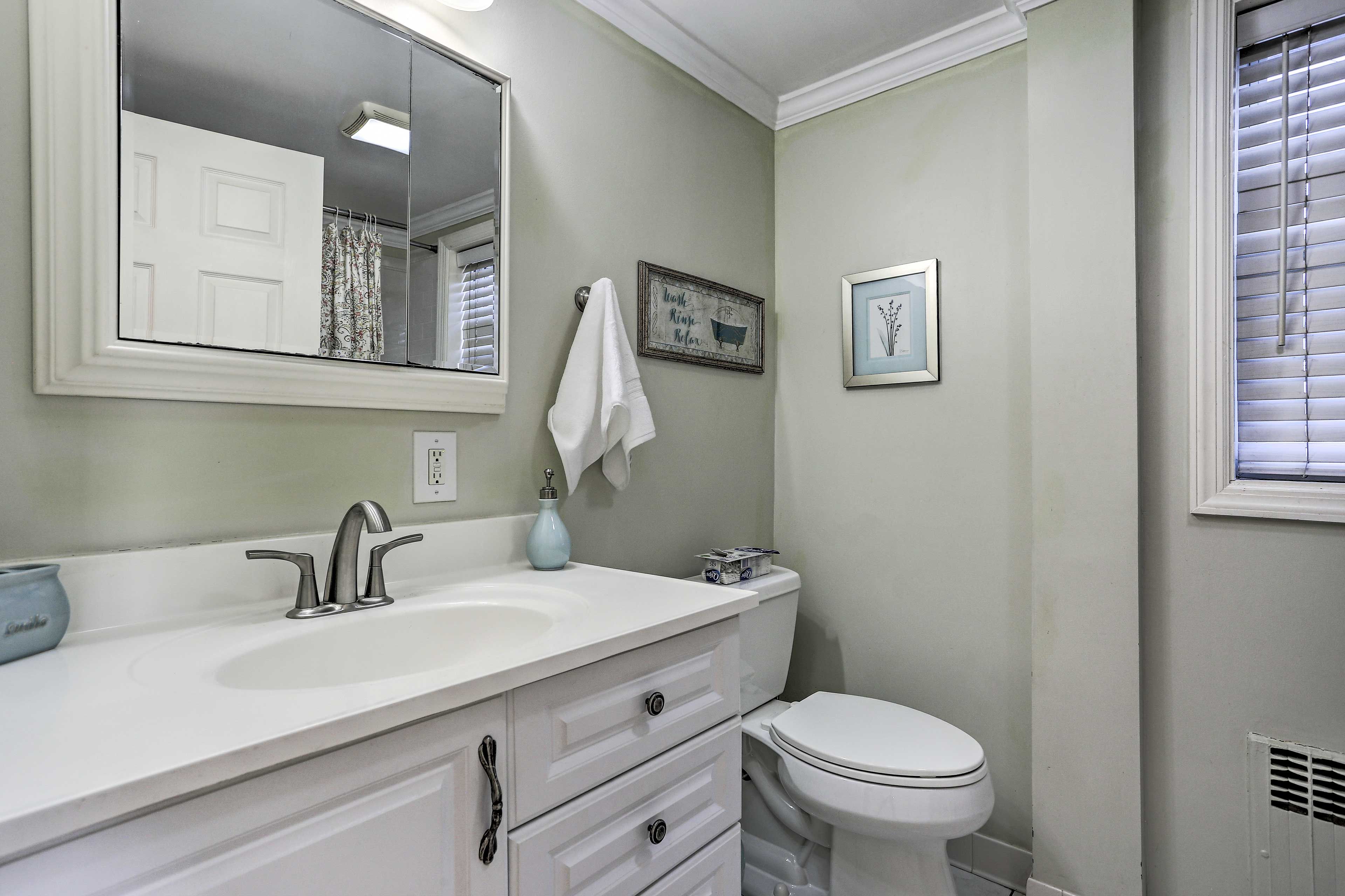 Bathroom | 2nd Floor | Towels & Linens Provided
