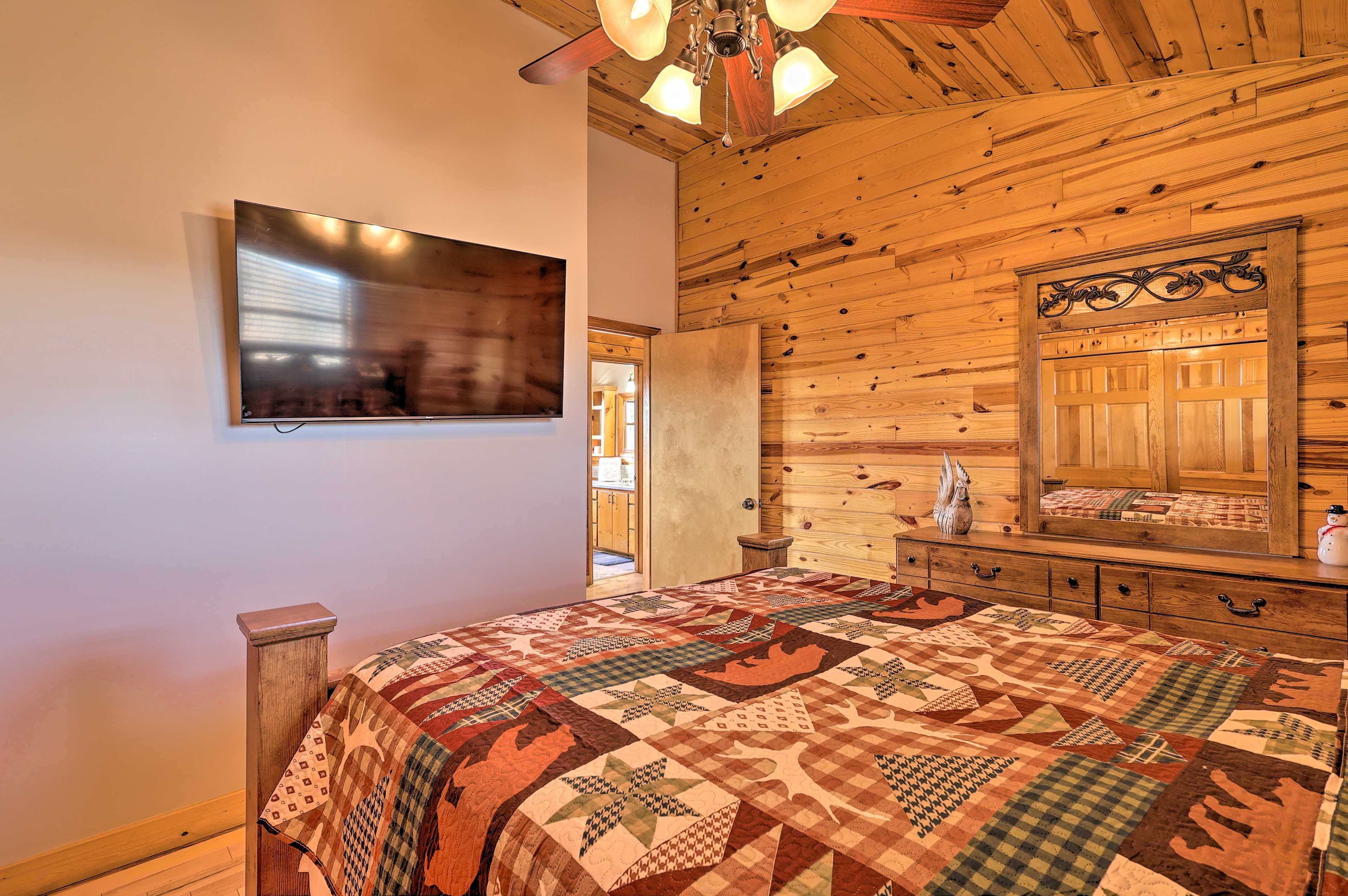 Bedroom 3 | Smart TV w/ Cable