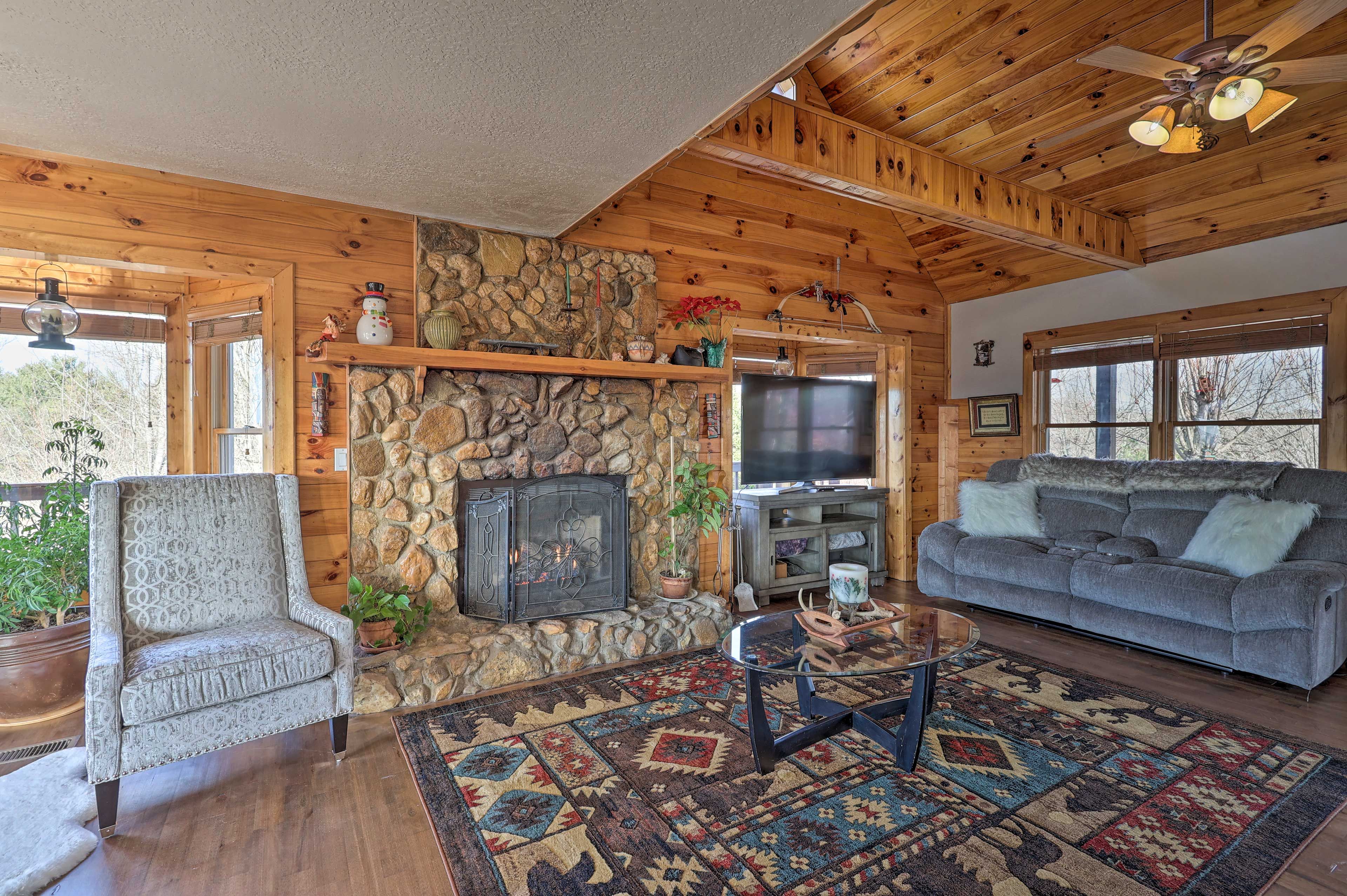 Living Room | Smart TV w/ Cable