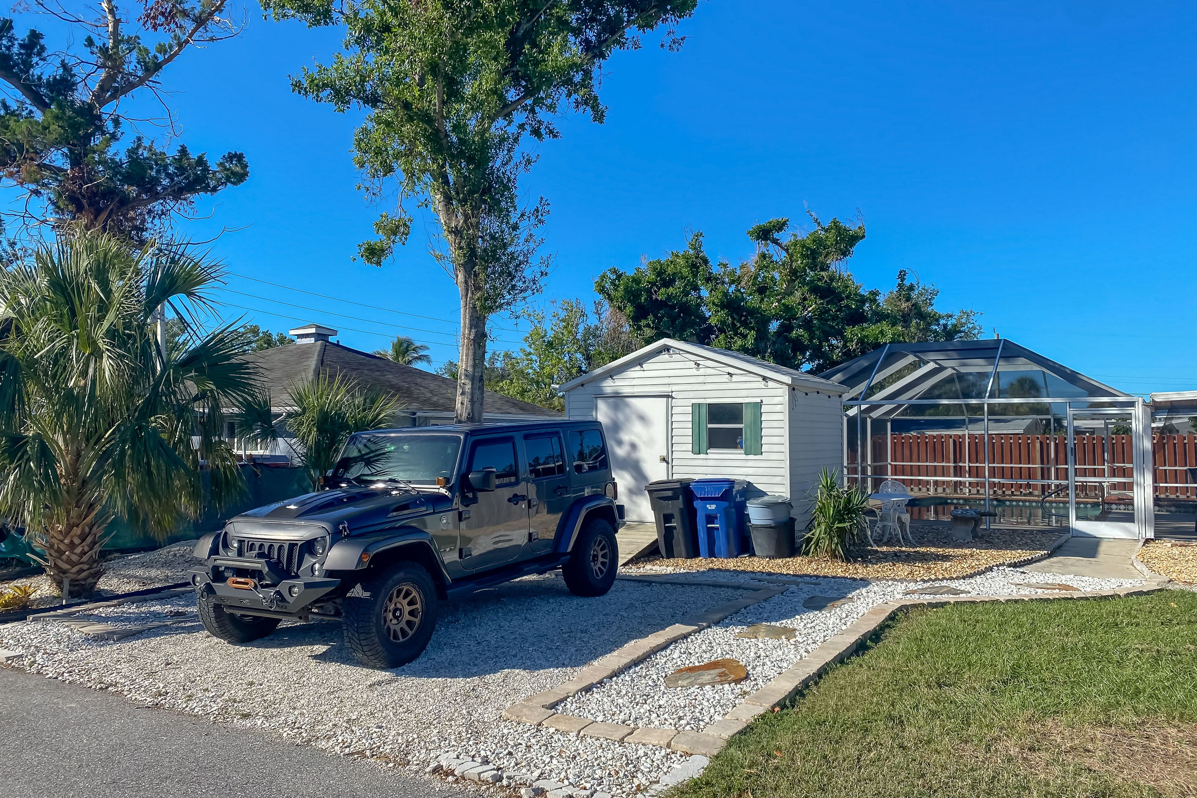 Exterior | Parking | Garage (1 Vehicle) | Driveway (1 Vehicle)