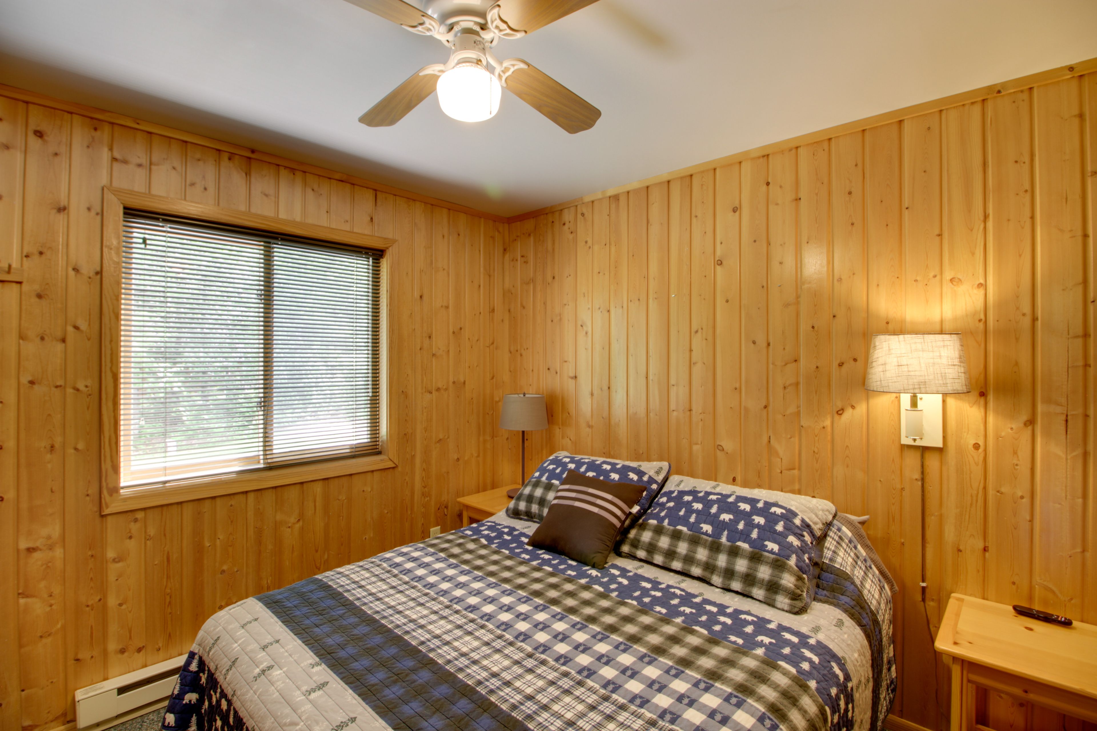 Bedroom 1 | Queen Bed