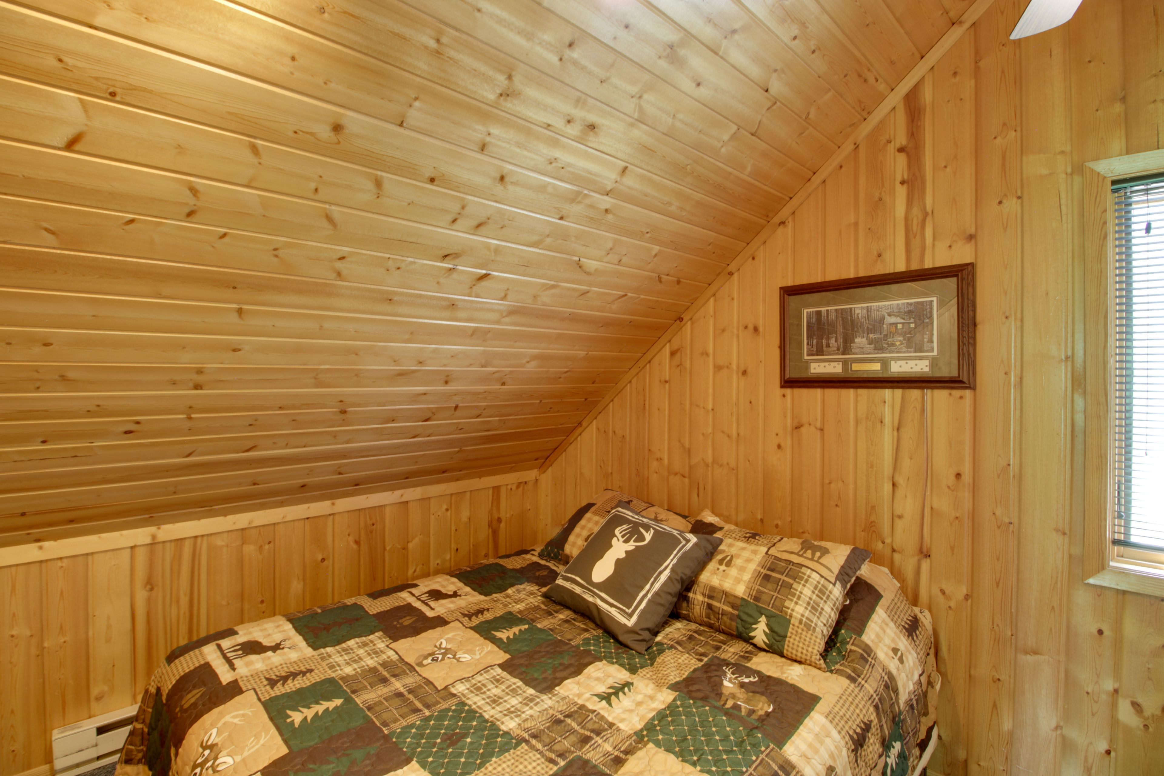 Bedroom 3 | Queen Bed