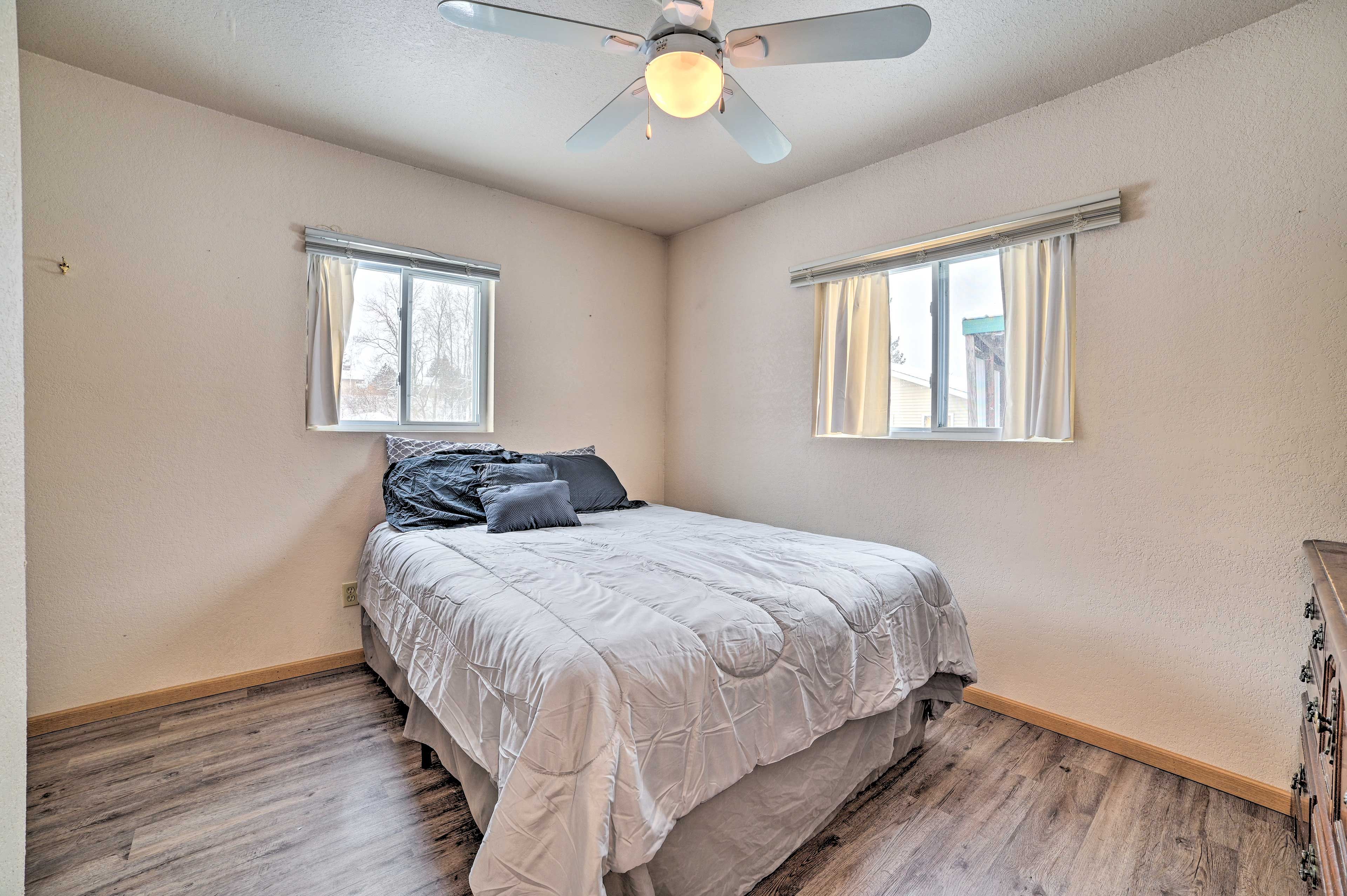 Bedroom 1 | Queen Bed | 1st Floor