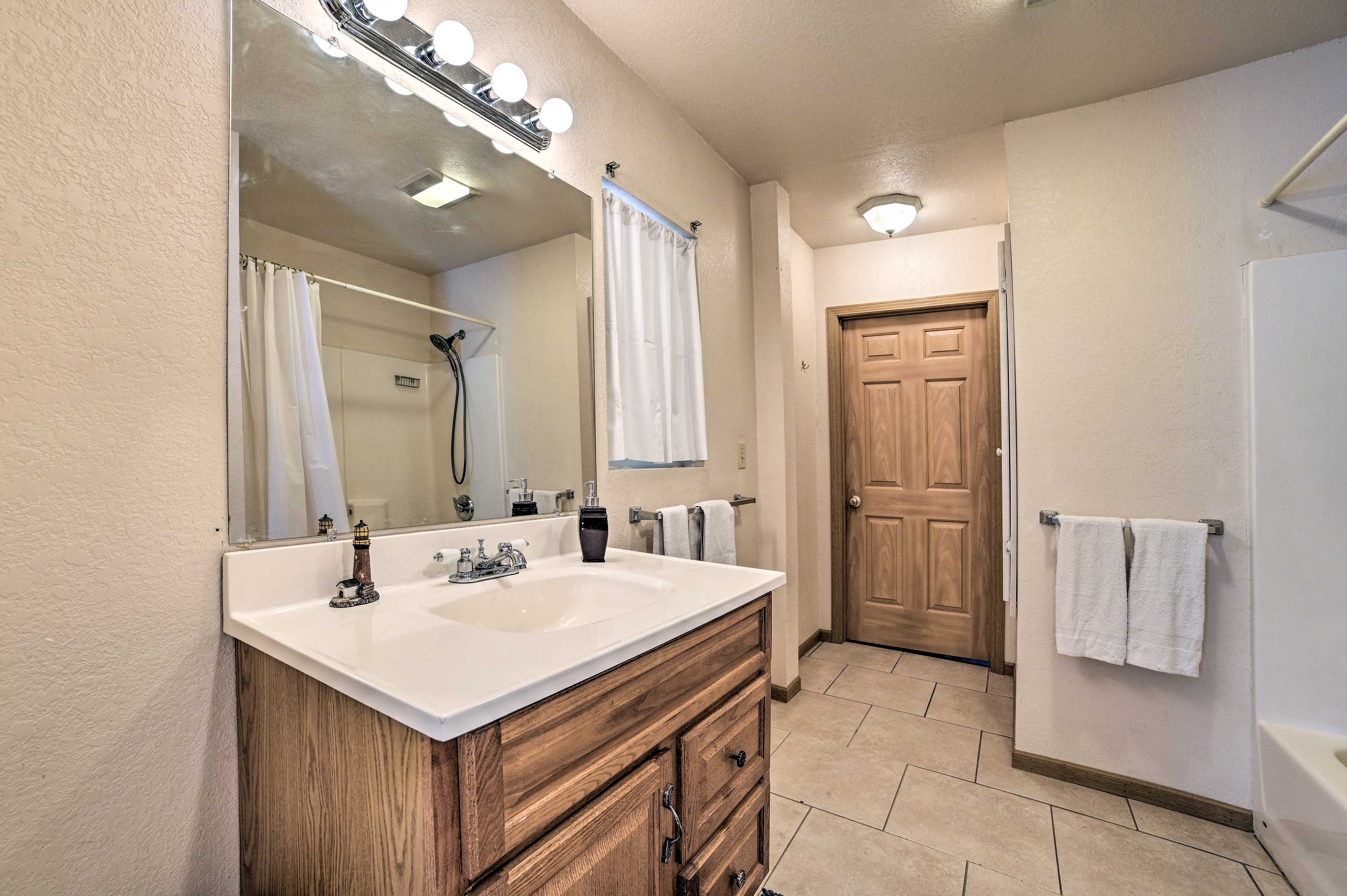 Full Bathroom | Towels Provided