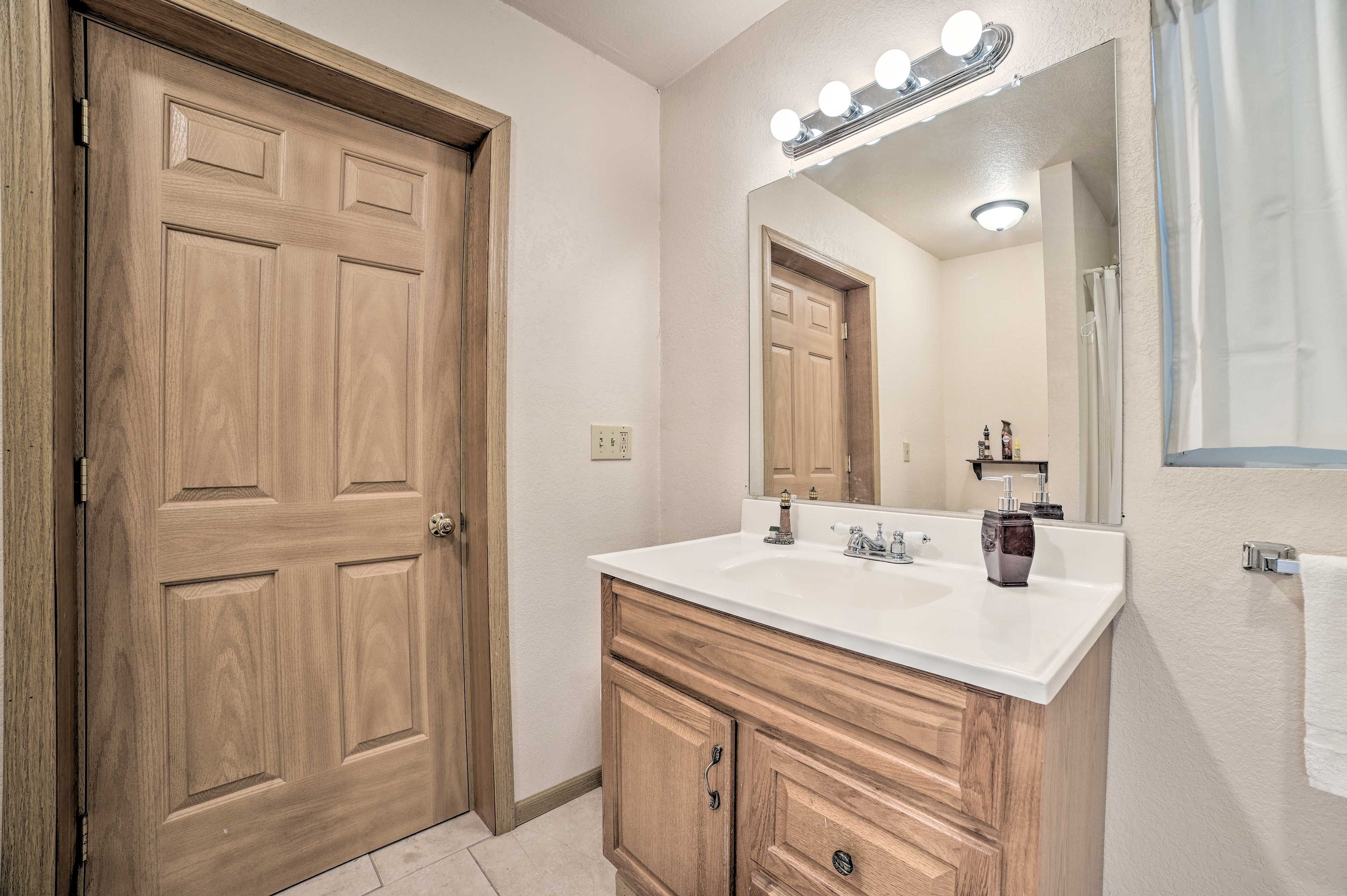 Full Bathroom | Complimentary Toiletries