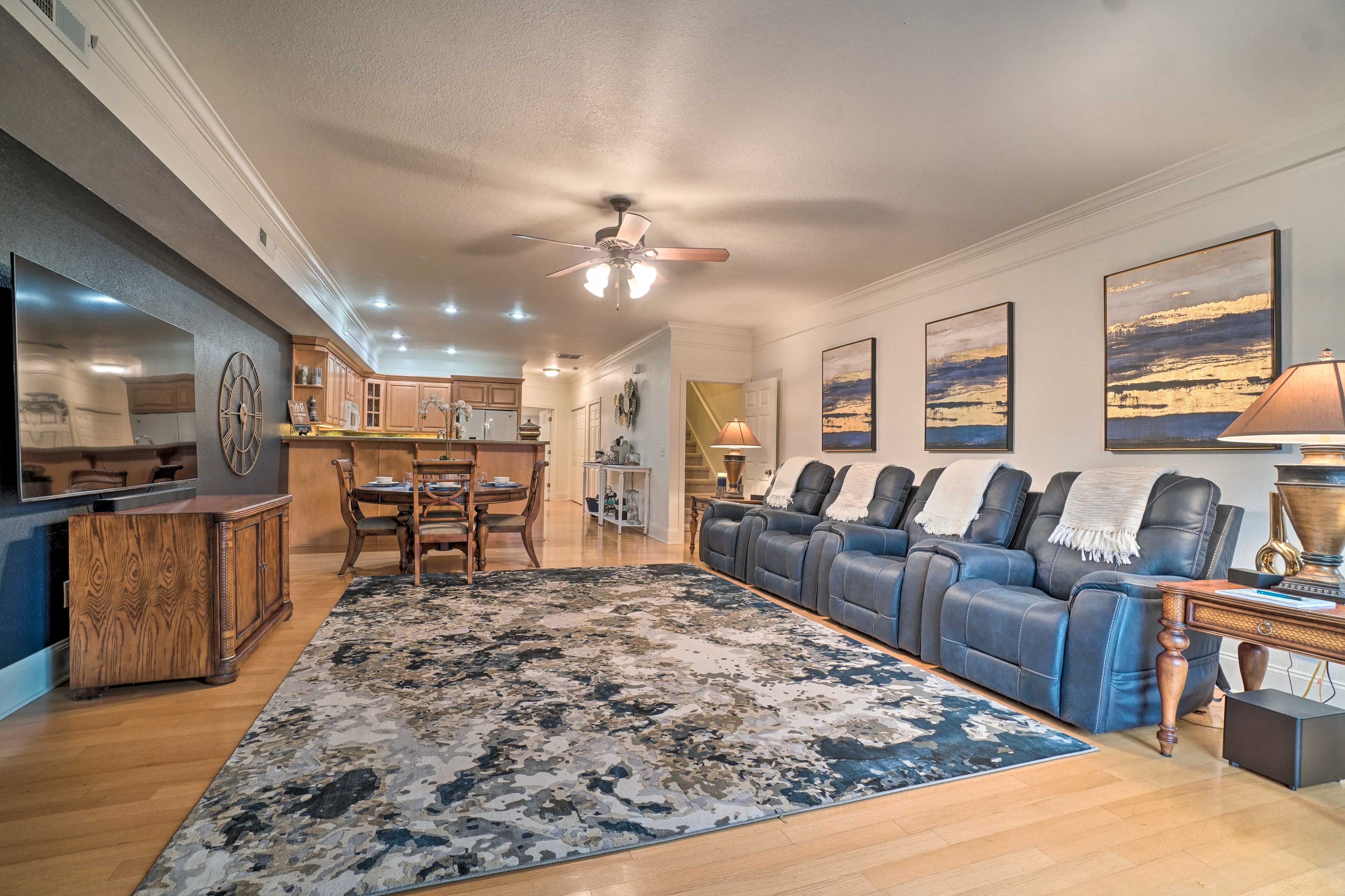 Living Room | Smart TV w/ Cable