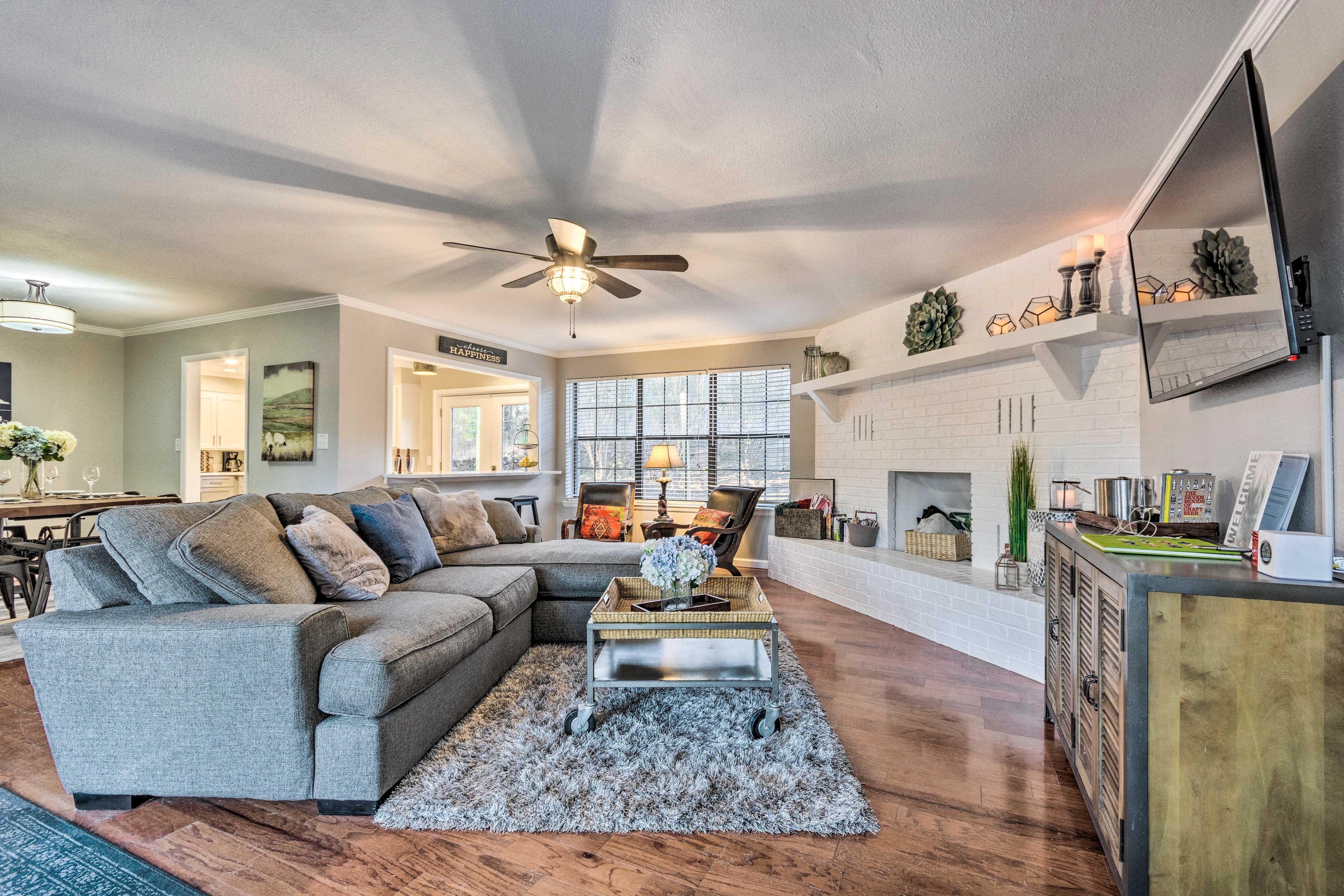 Living Room | Smart TV w/ Netflix | Central A/C & Heating