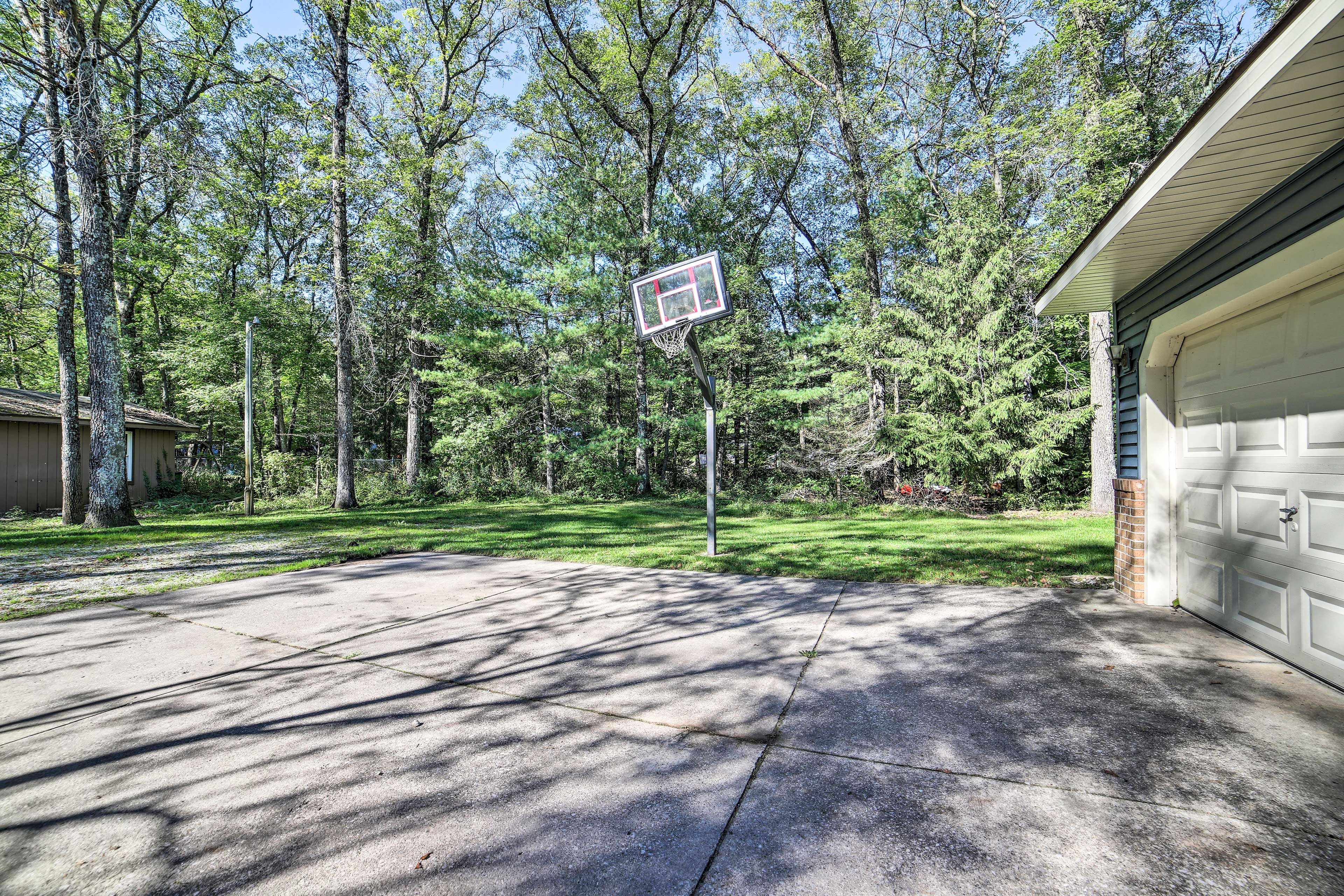 Parking | Driveway (10 Vehicles) | Trailer Parking