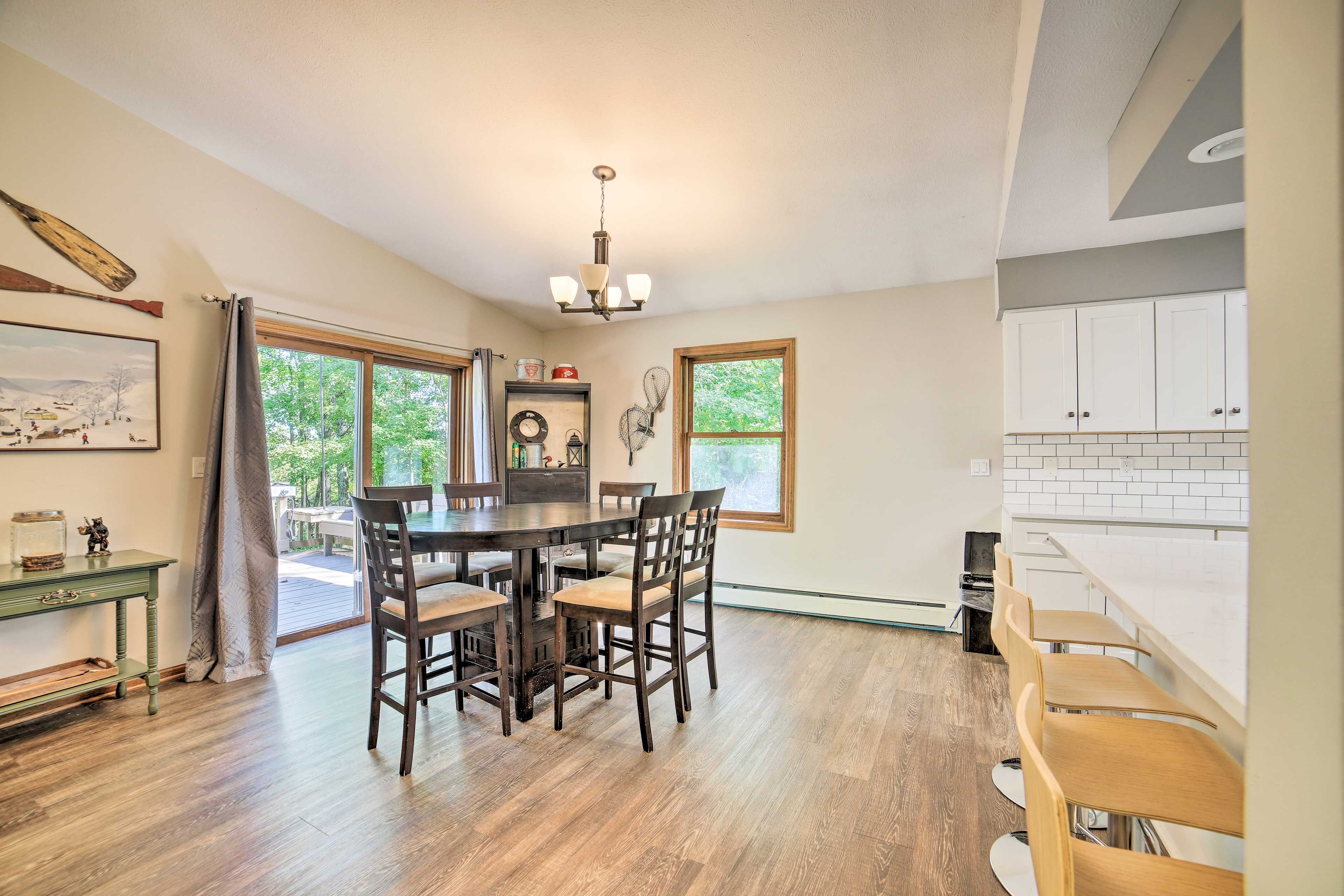 Dining Area | 6-Person Dining Table